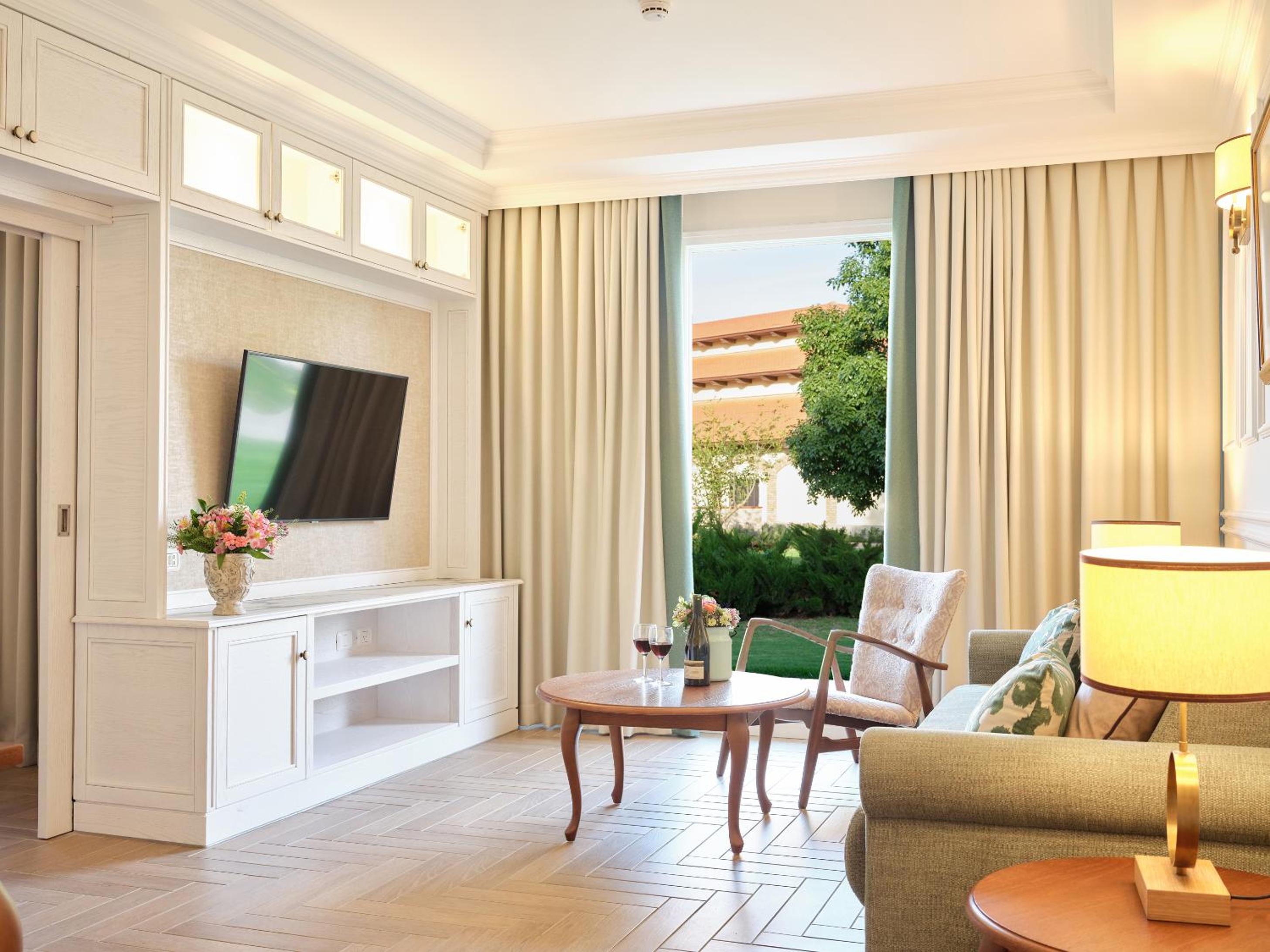 Suite - Photo 3