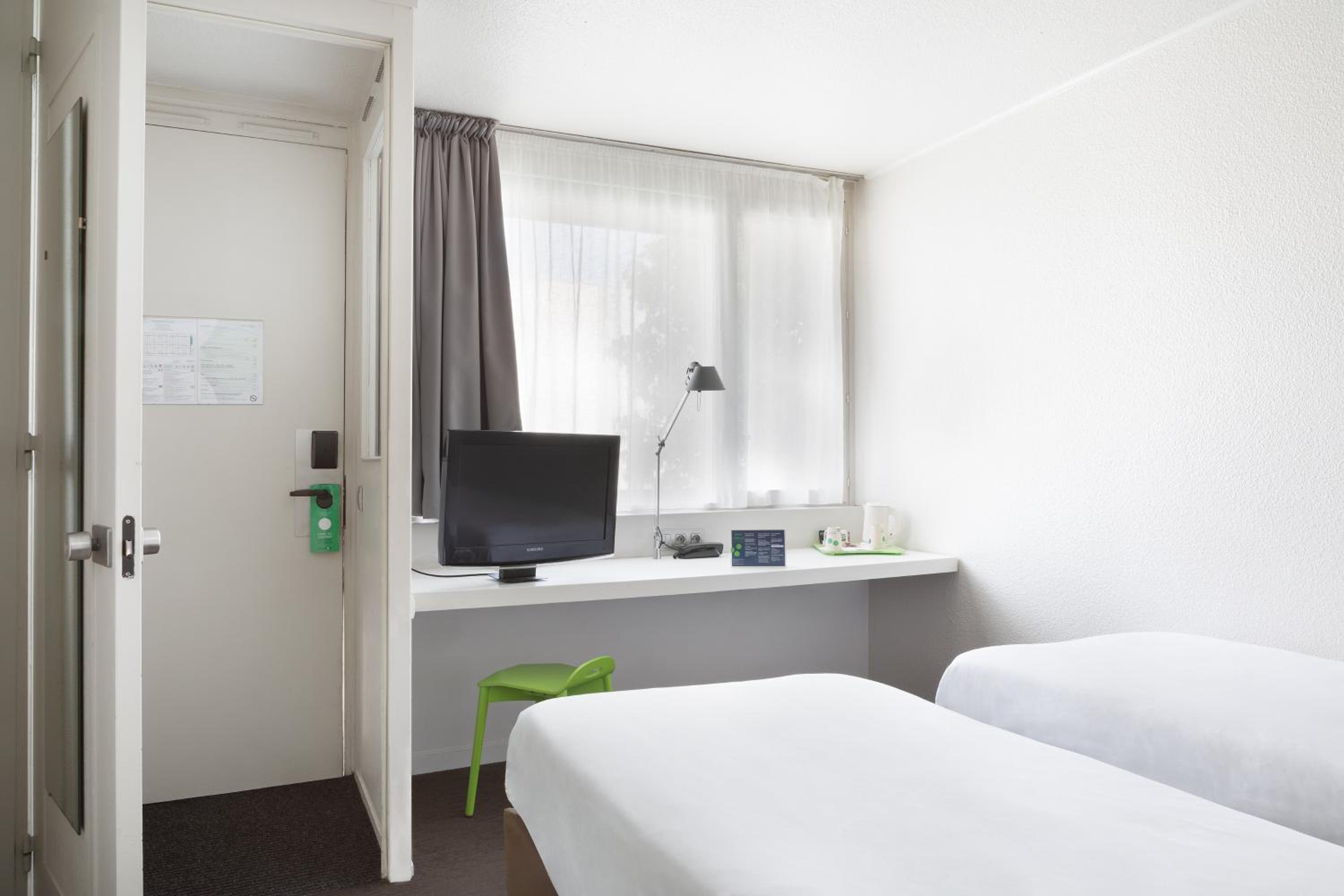 Standard Twin Room - Photo 4