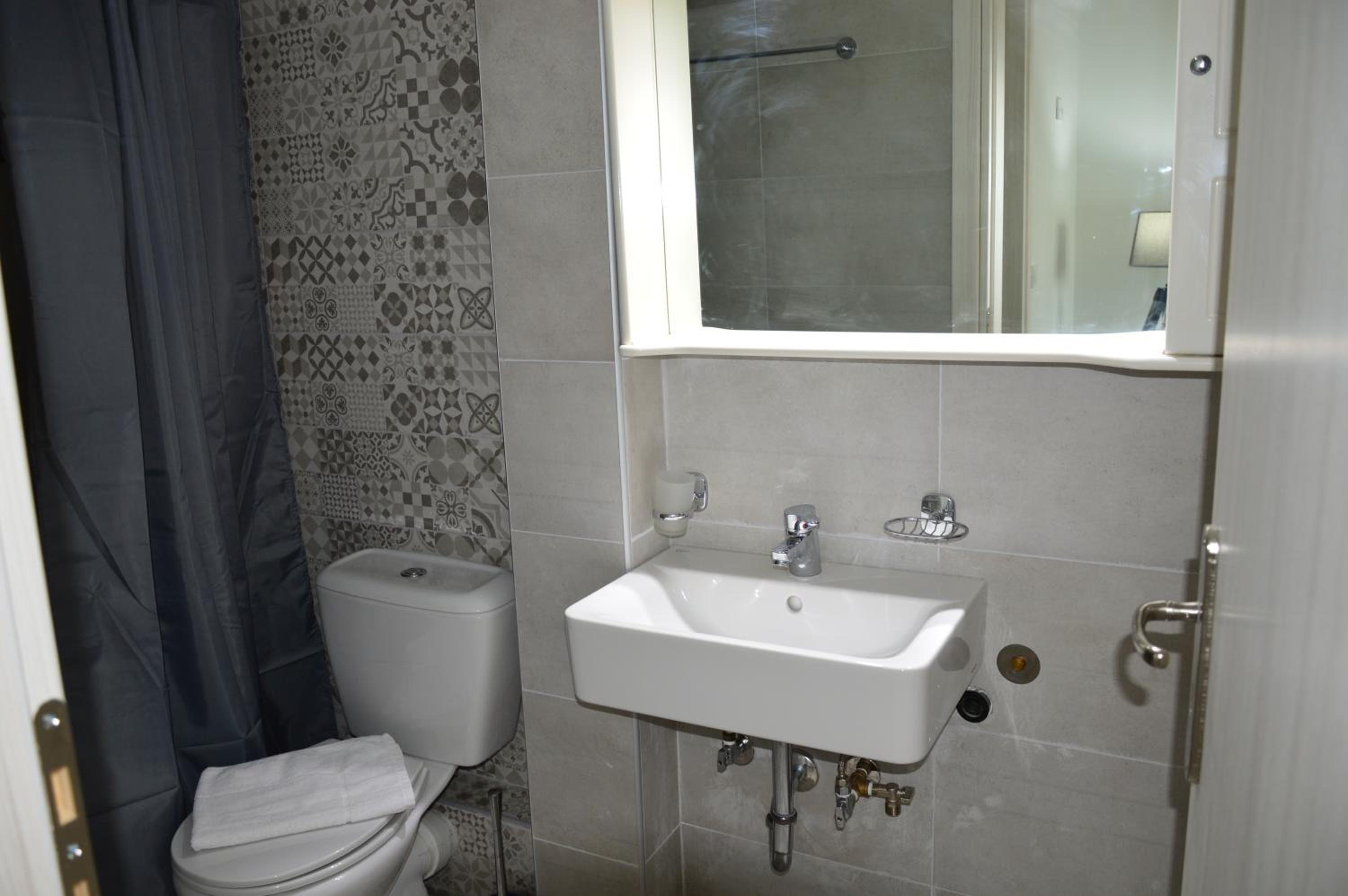 One-Bedroom Apartment - Photo 2