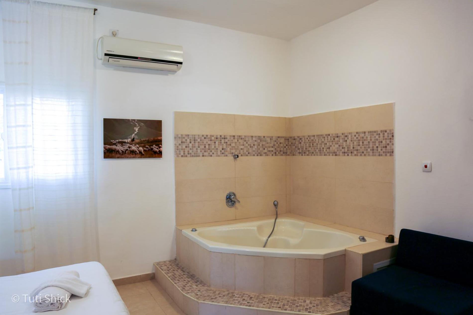 Suite with Spa Bath - Photo 9