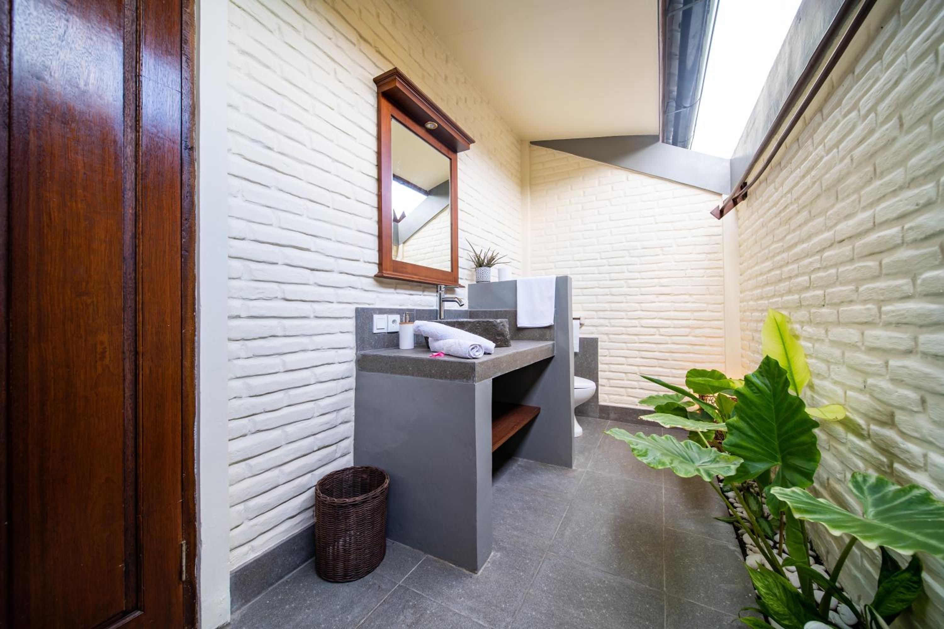 King Room with Pool View - Photo 10