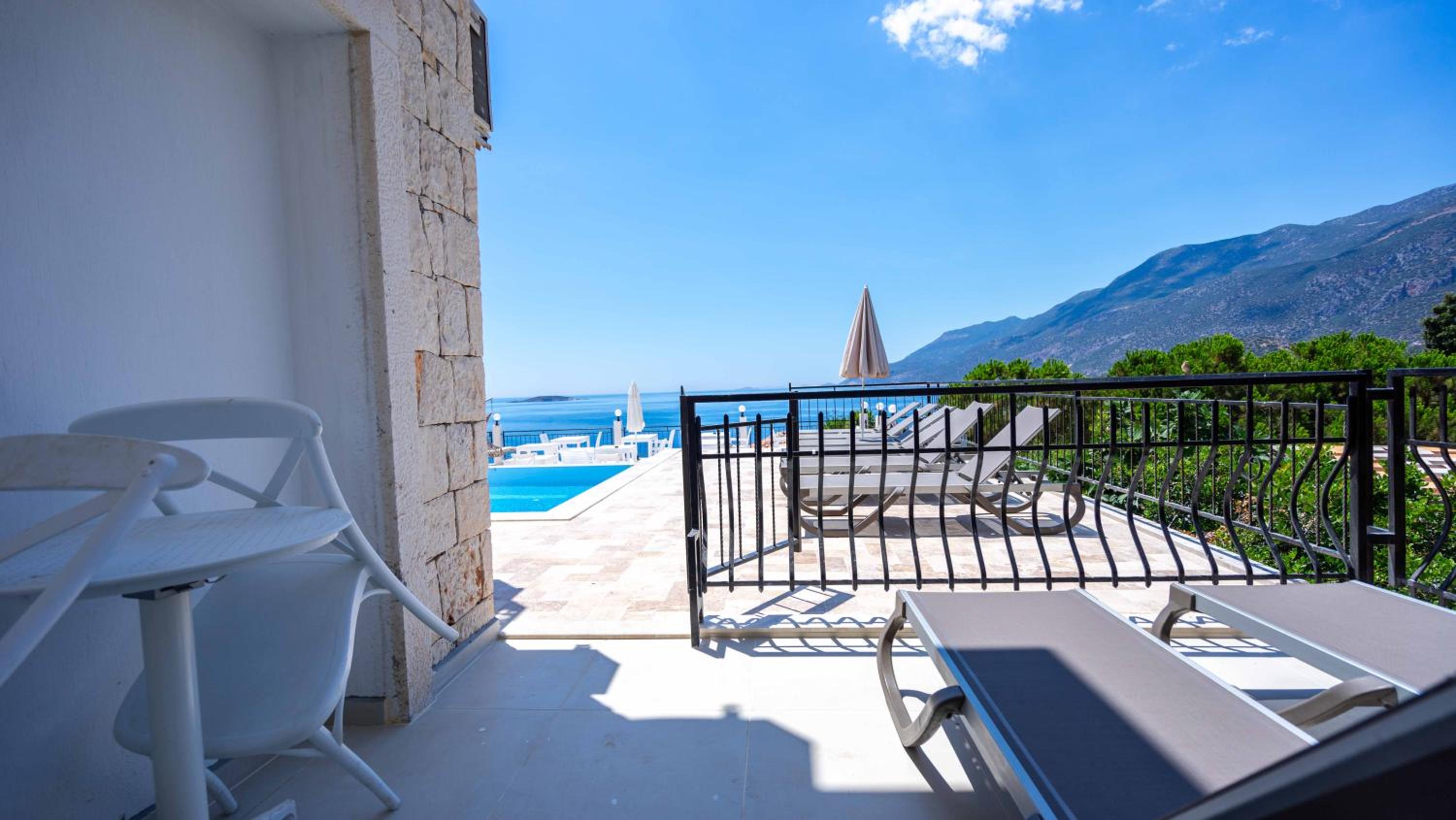 Deluxe Triple Room with Sea View - Photo 3