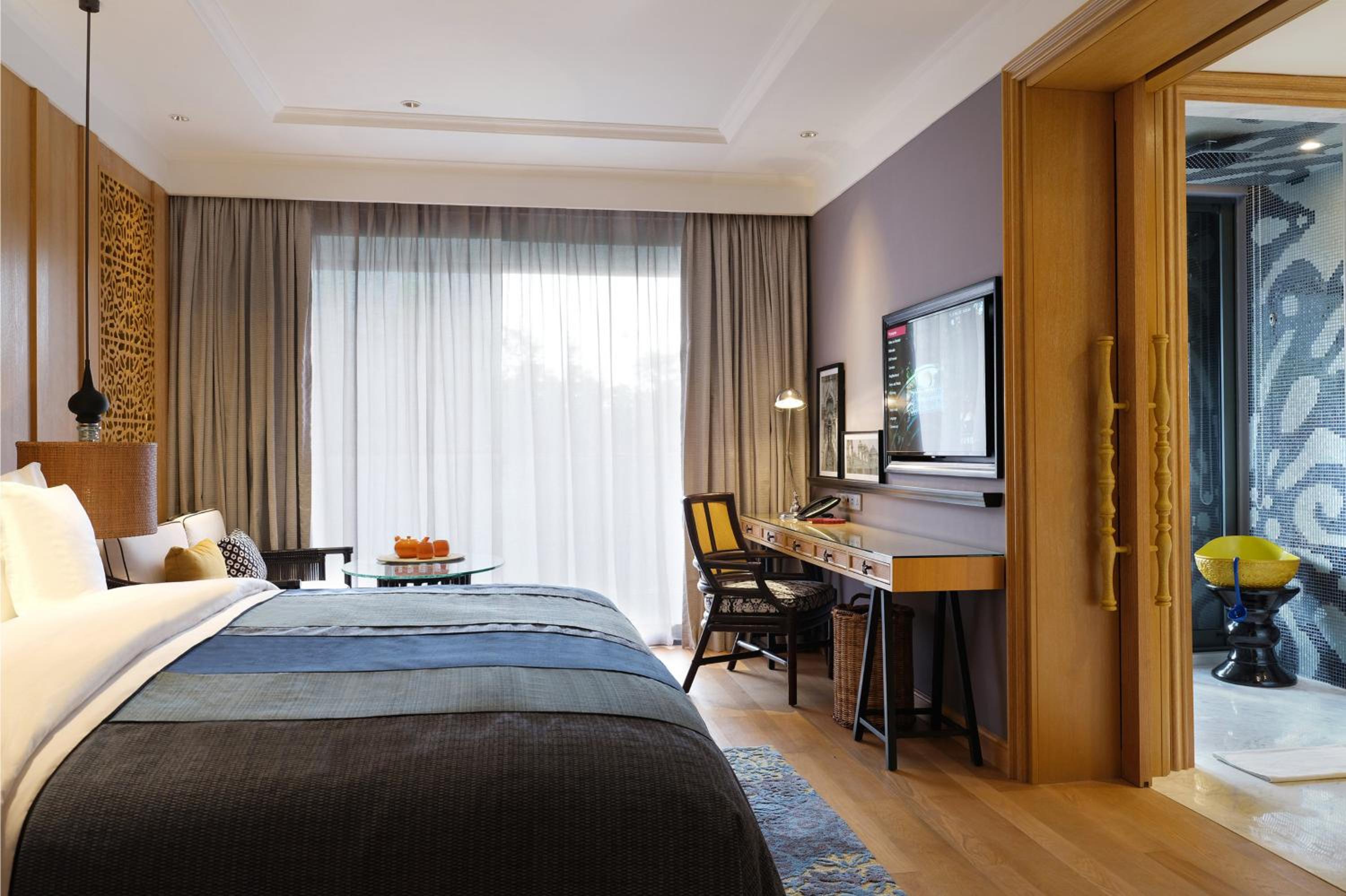 Suite, 1 King Bed, Partial Ocean View