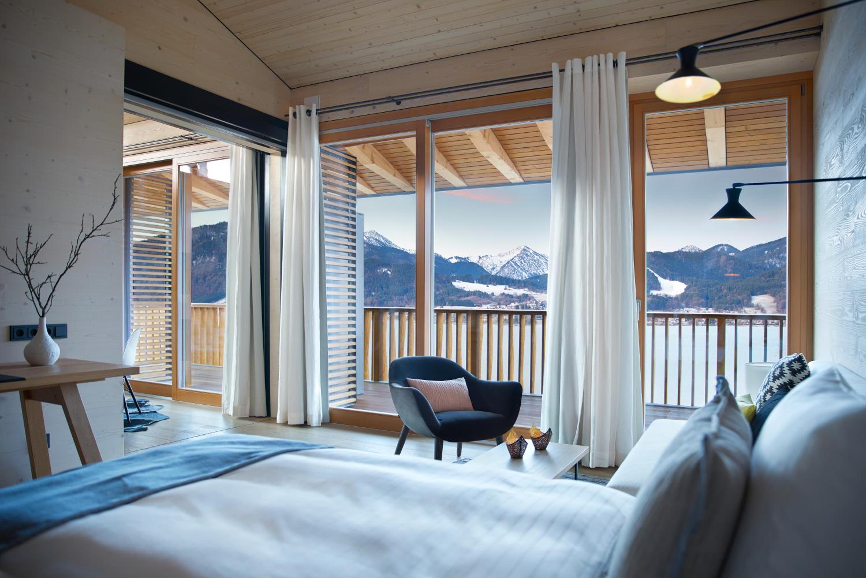 Doppelzimmer mit Seeblick – Gebäude AlpenChalet
