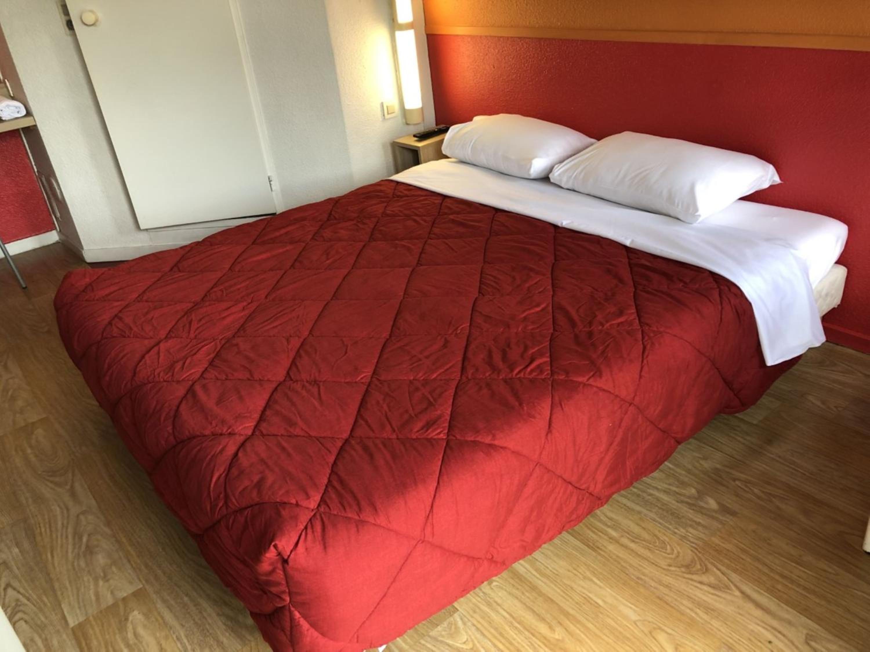 Triple Room (1 Double Bed + 1 Single Bed) - Photo 1