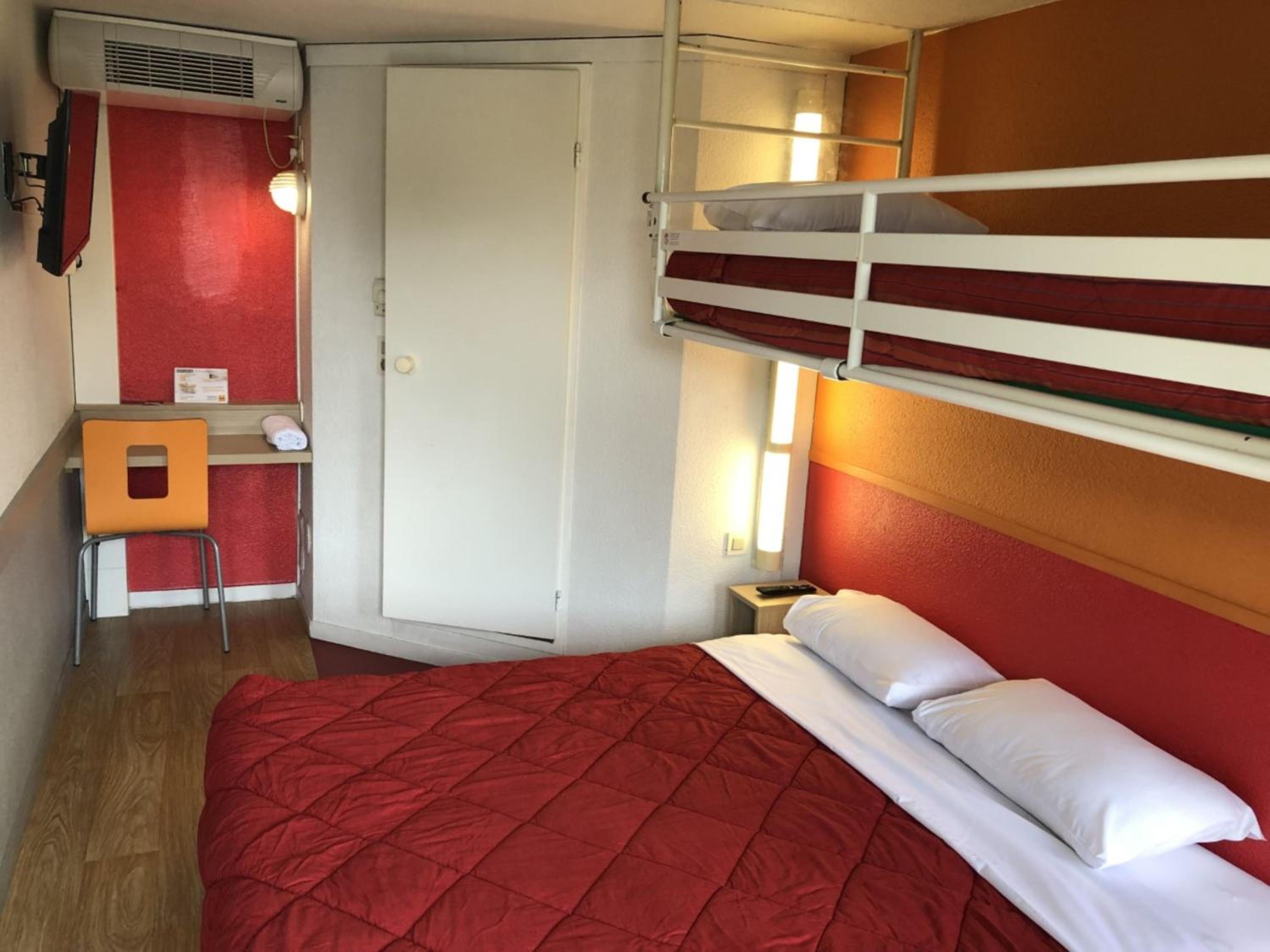 Triple Room (1 Double Bed + 1 Single Bed) - Photo 2