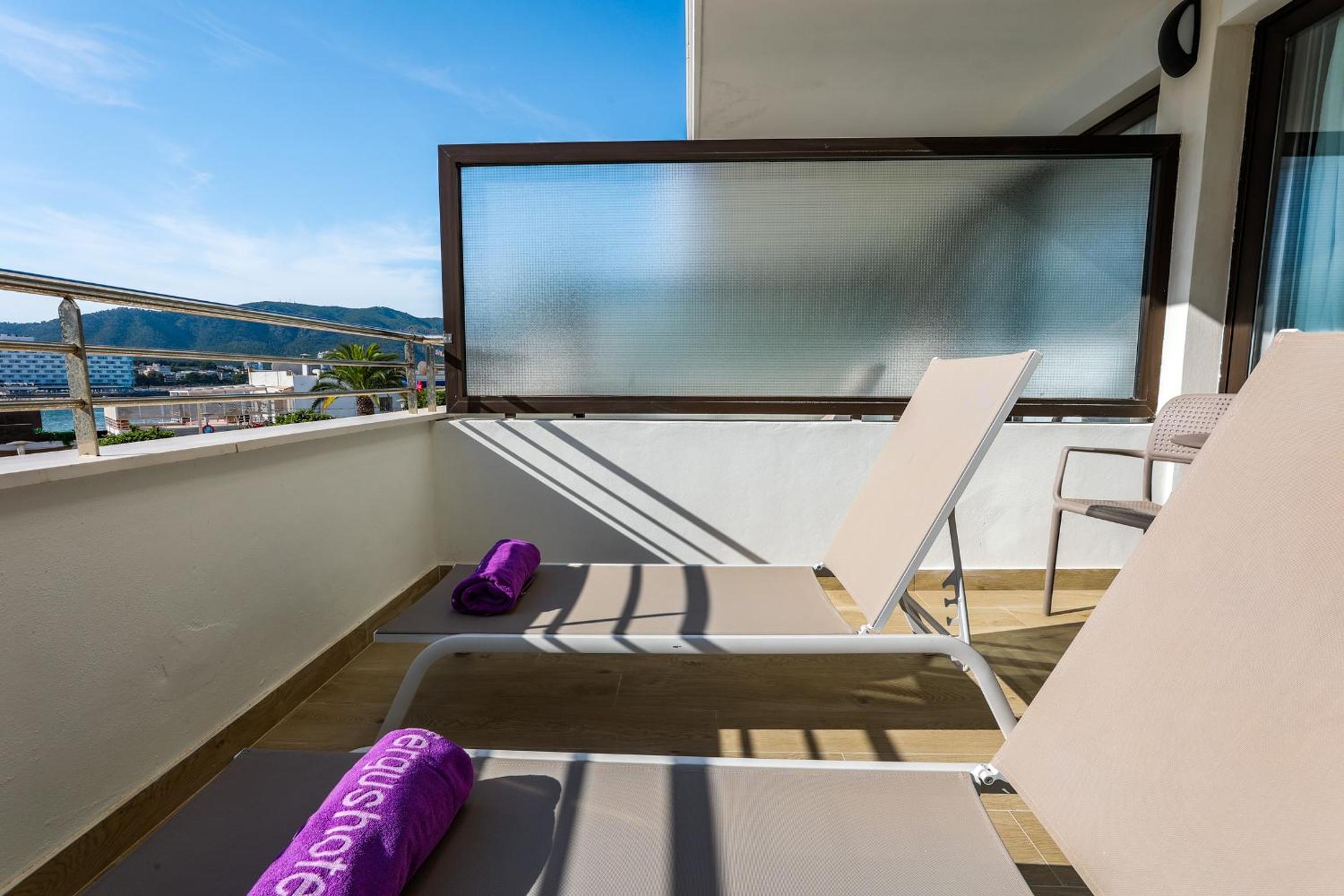 Double Room with Terrace thumbnail 6