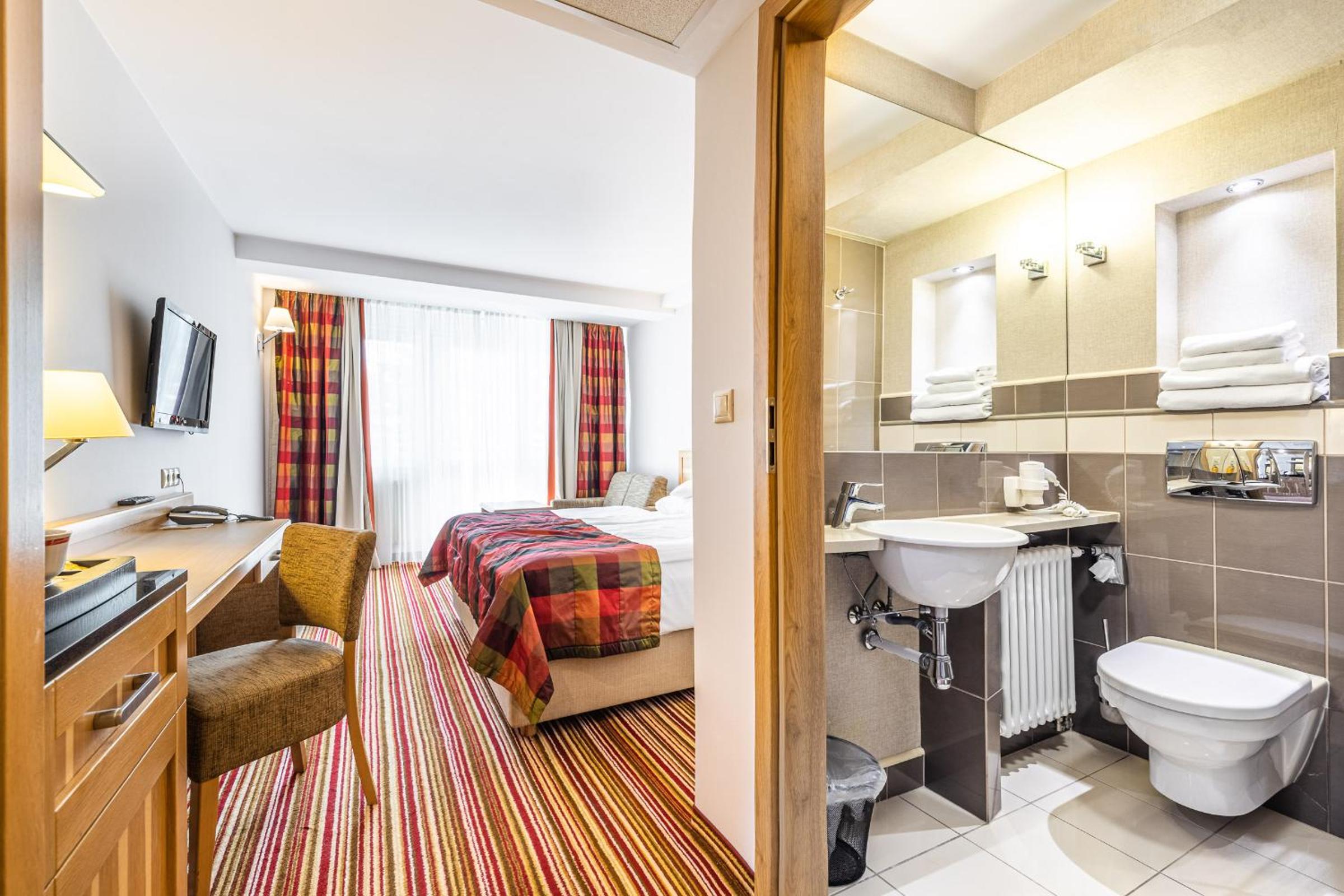 Double or Twin Room with Lake View photo 3