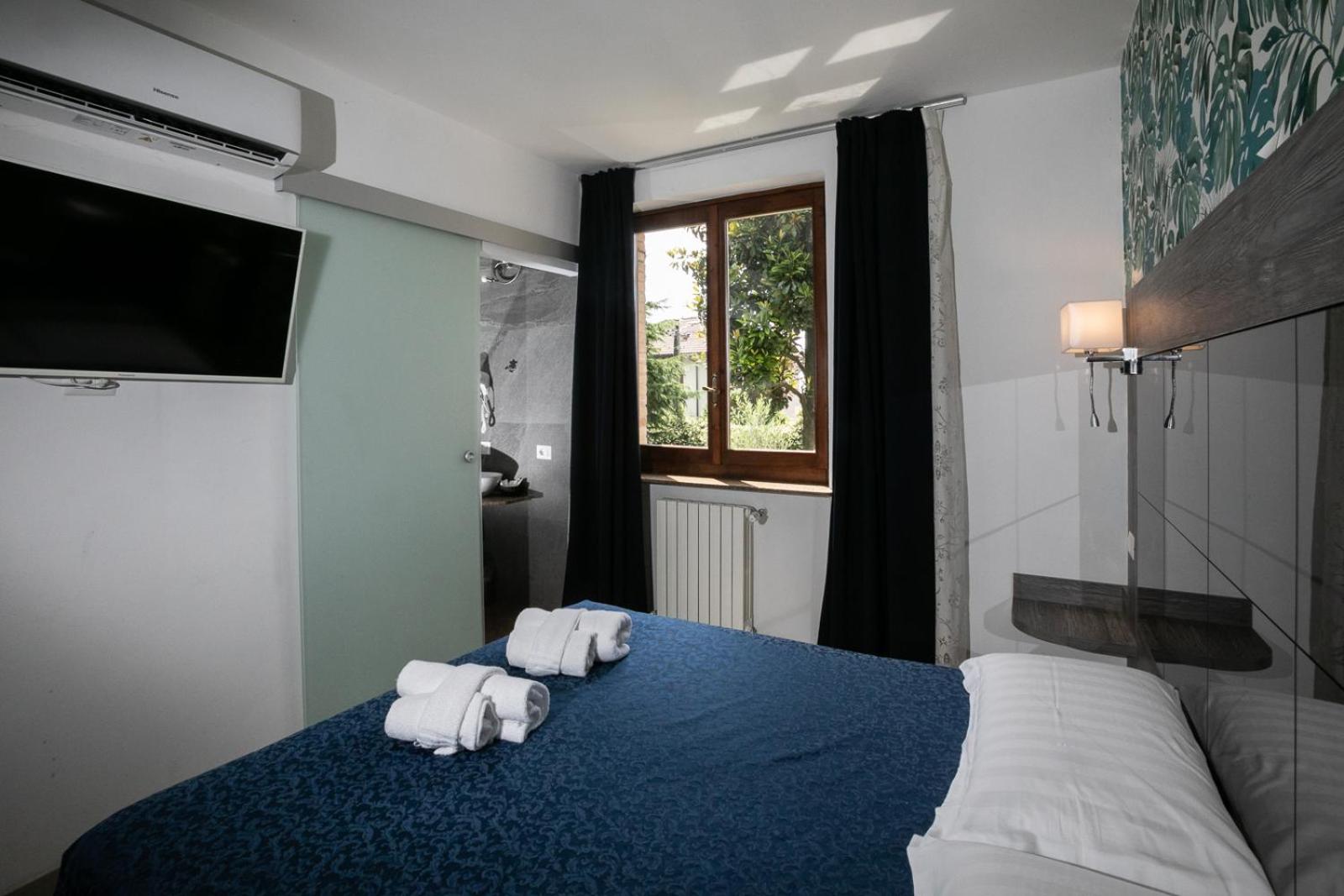 Double or Twin Room - Photo 8