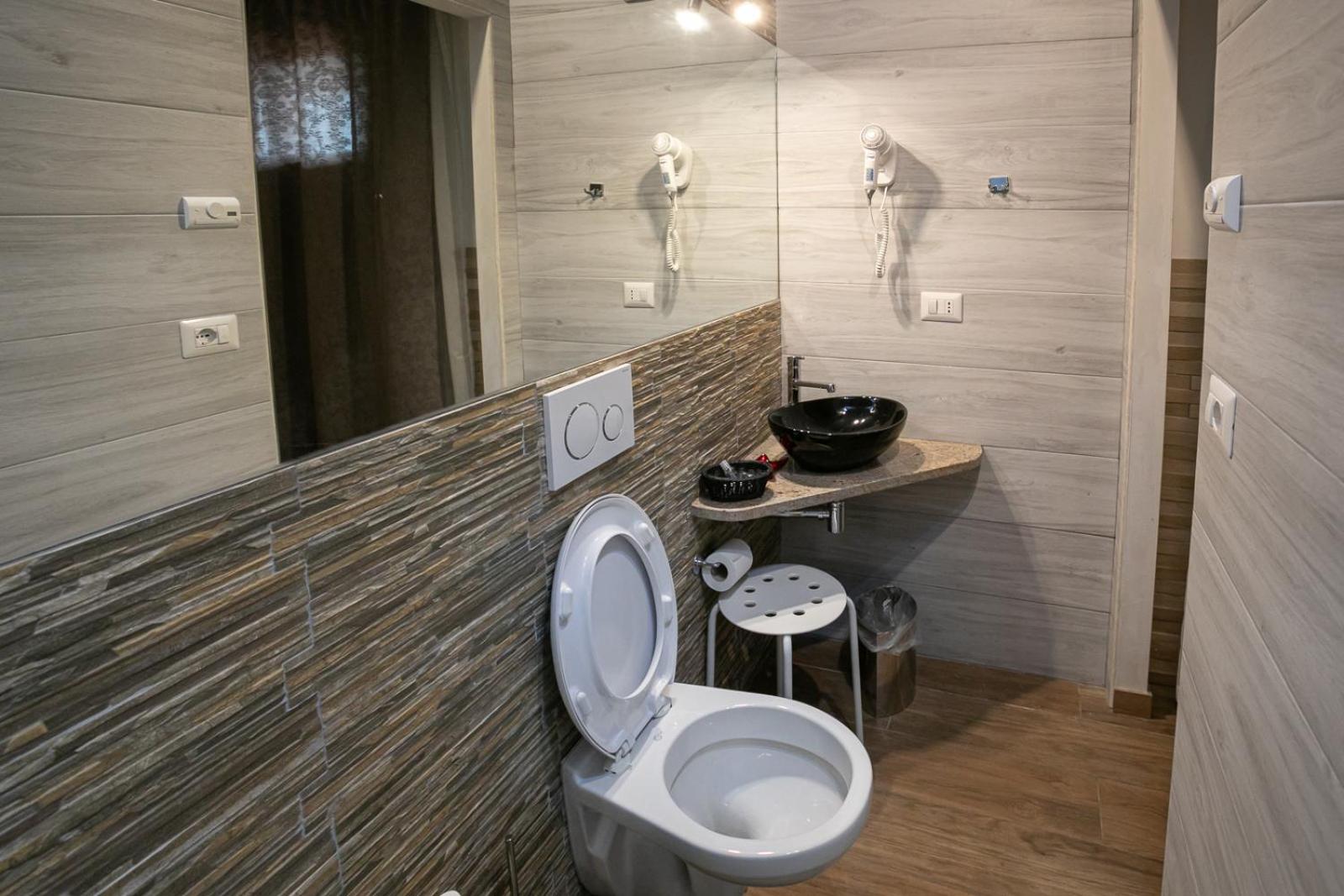 Double or Twin Room - Photo 4