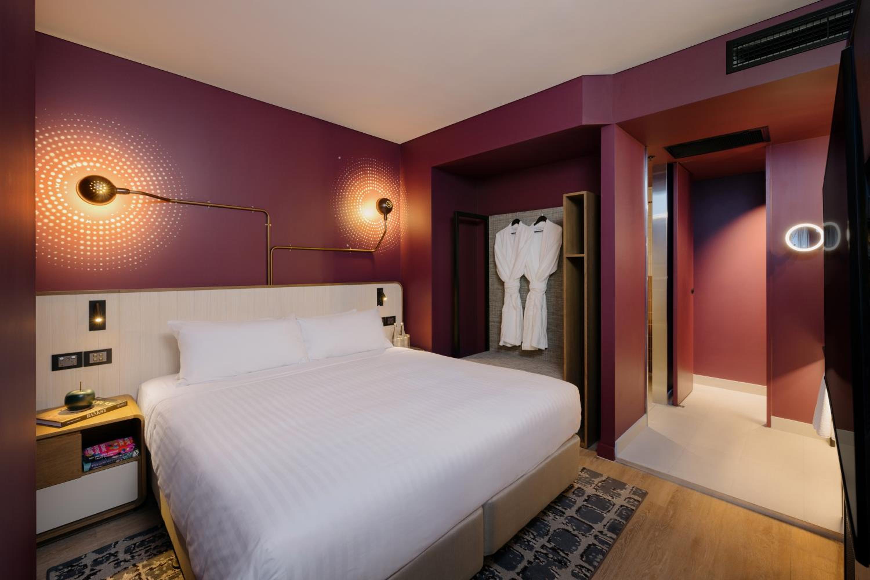 One-Bedroom Suite with City View - Photo 3