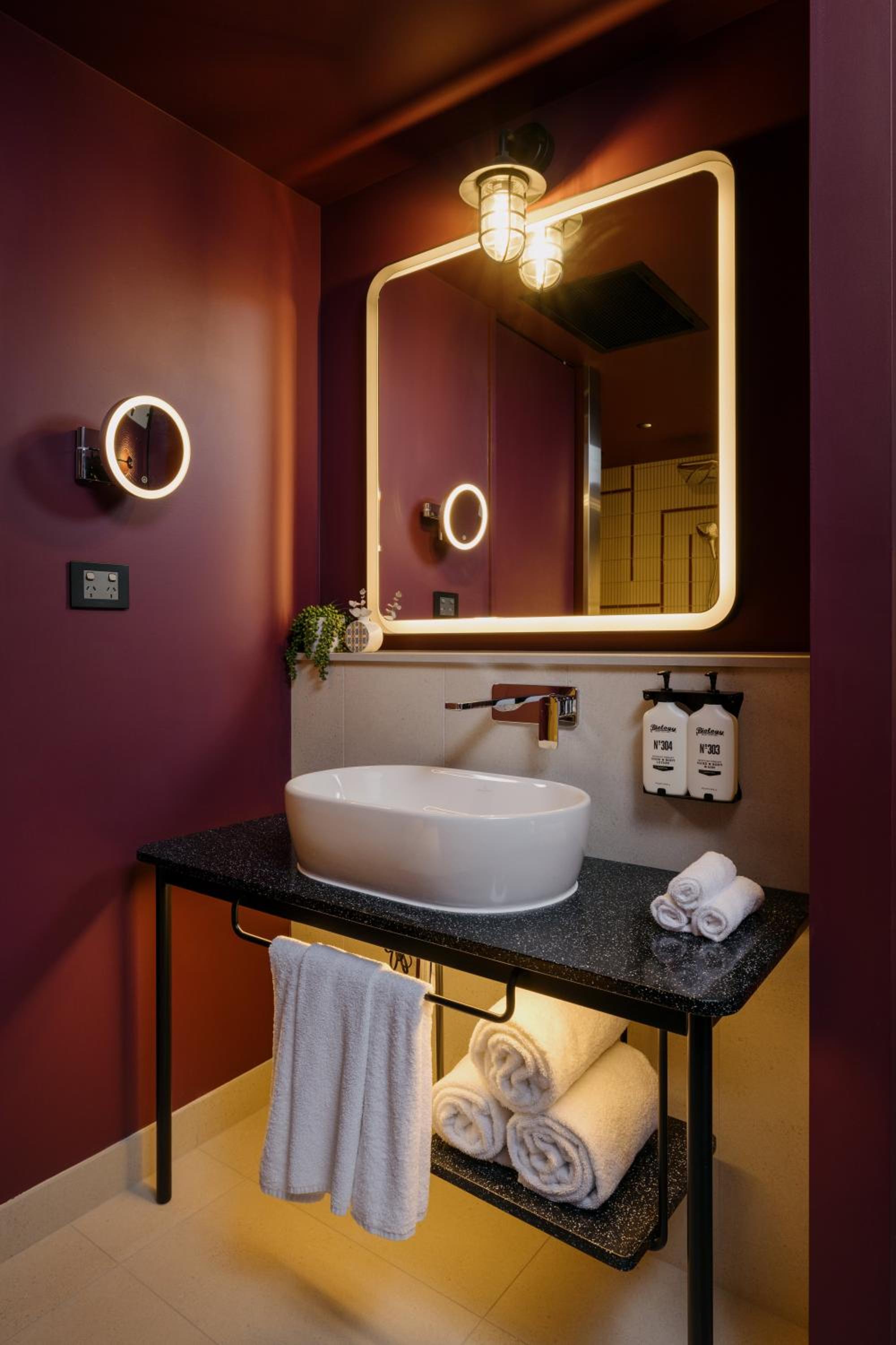 One-Bedroom Suite with City View - Photo 2