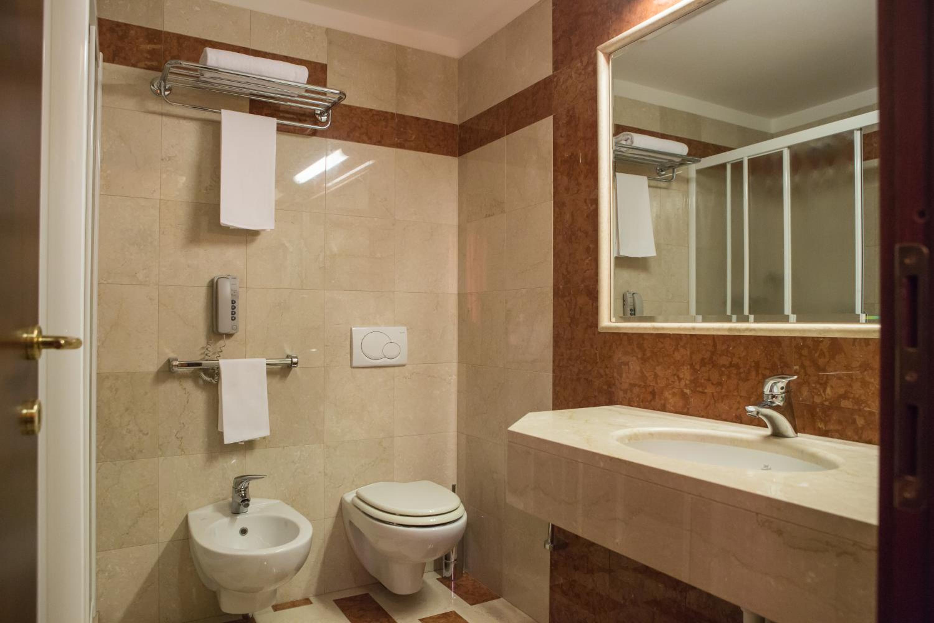 Twin Room - Photo 2