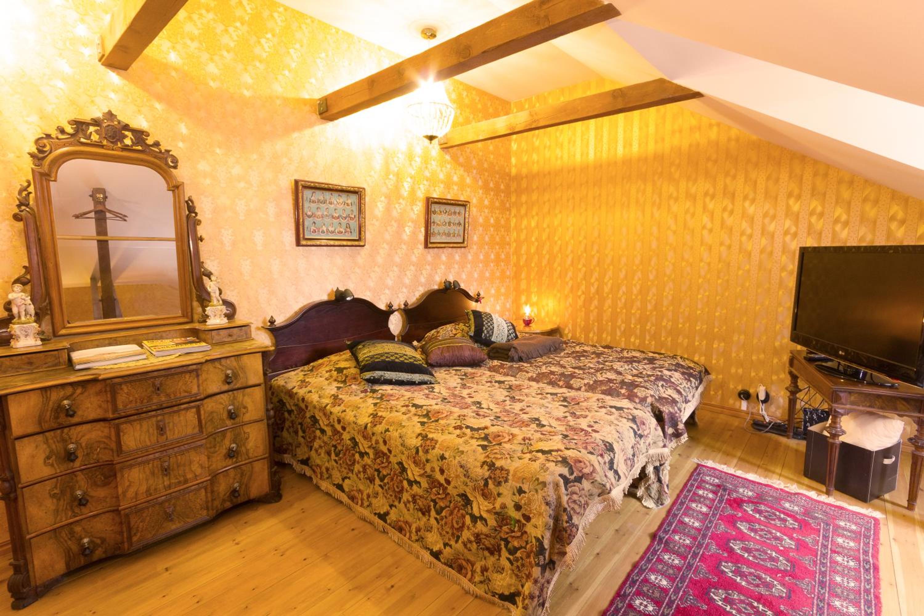 Suite - Photo 1