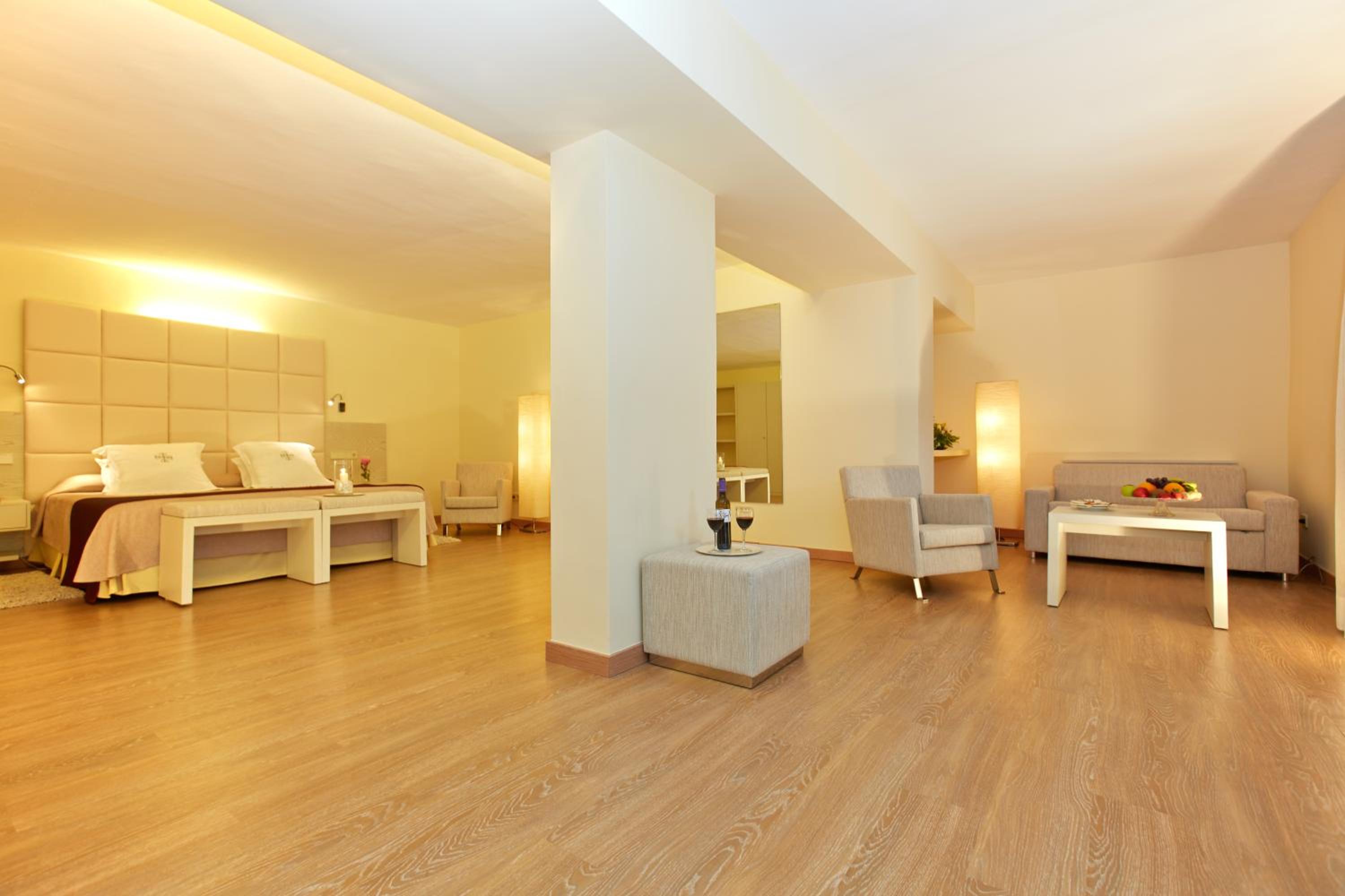 Junior Suite with Terrace - Photo 4