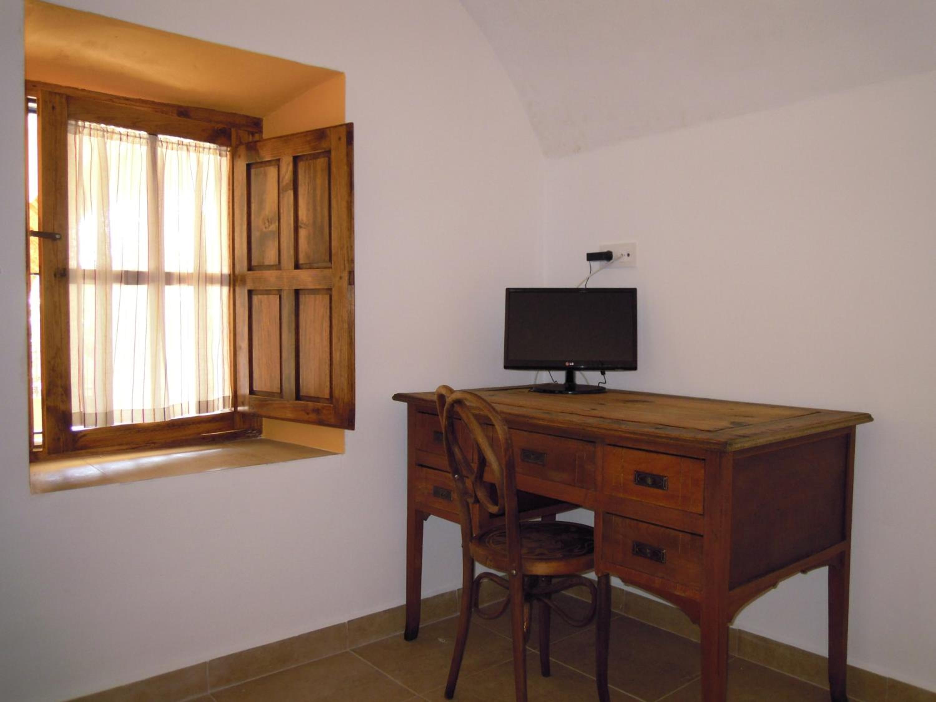 Triple Room with Private Bathroom - Photo 2