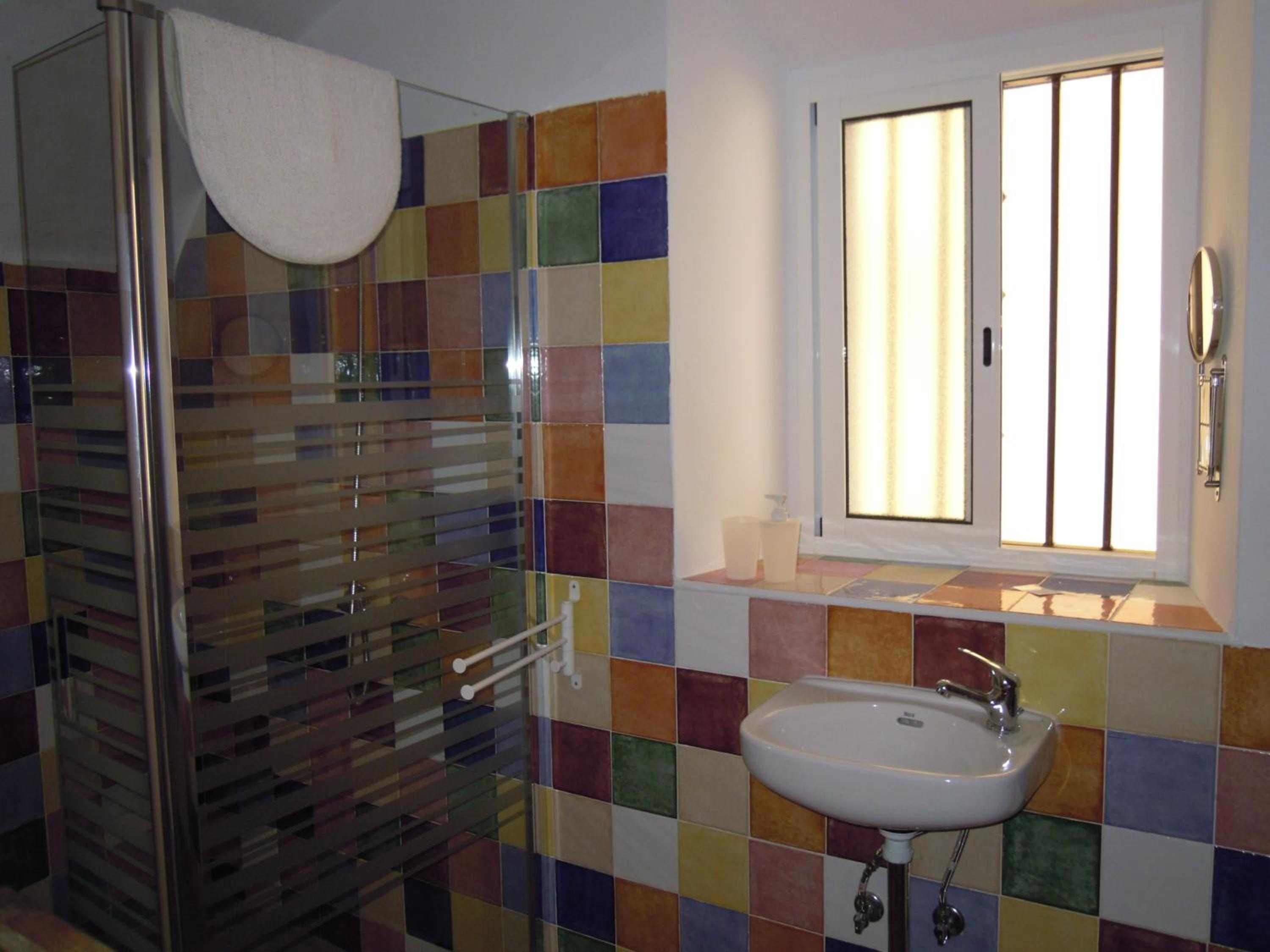 Triple Room with Private Bathroom - Photo 3