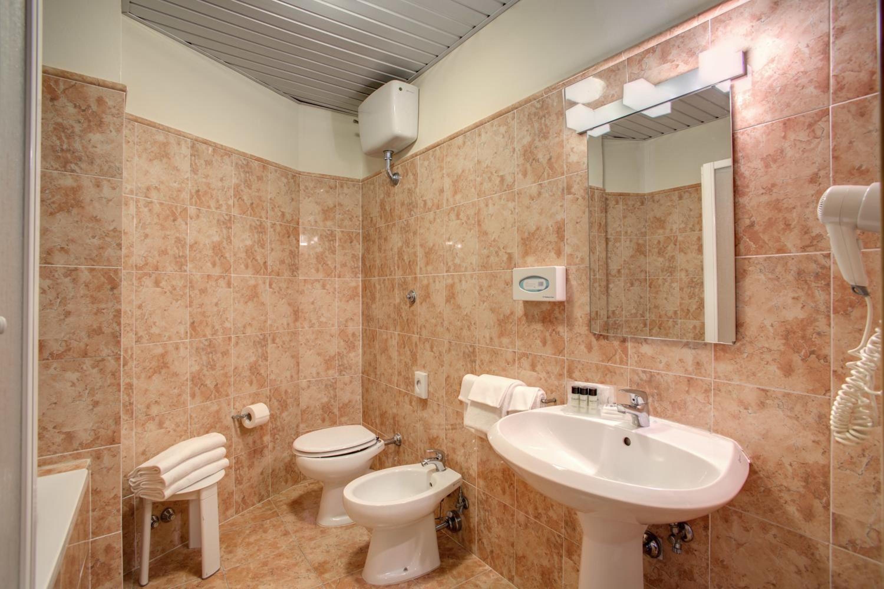 Superior Double or Twin Room with City View thumbnail 5