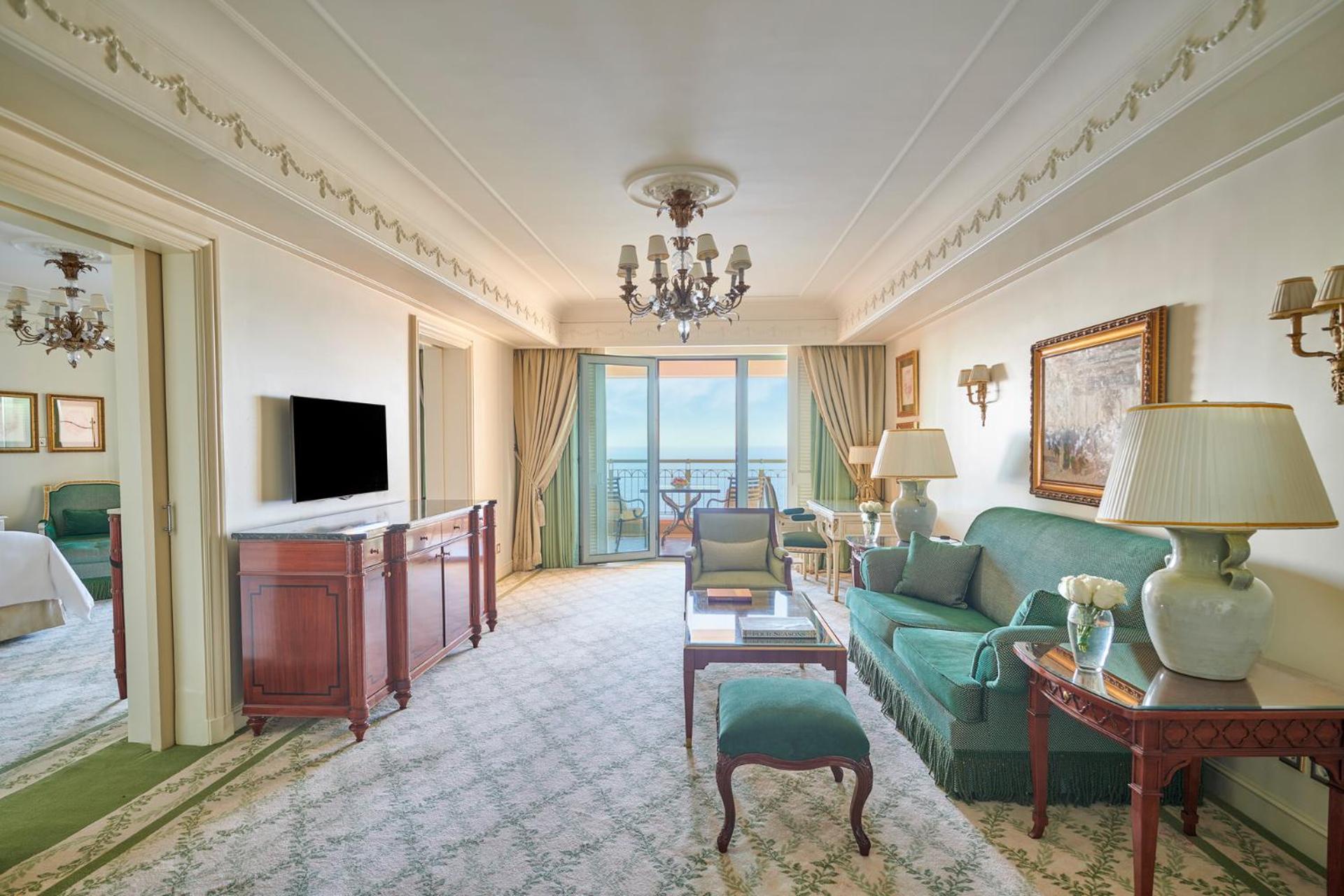 Sea View Suite king bed - Photo 6