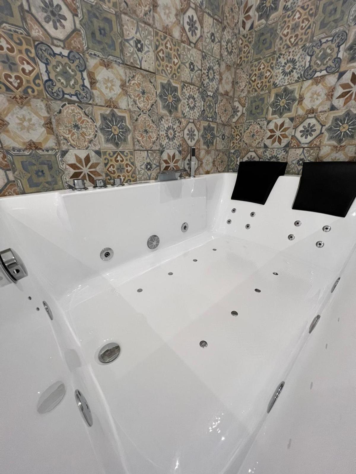 Deluxe Suite with Spa Bath - Photo 21