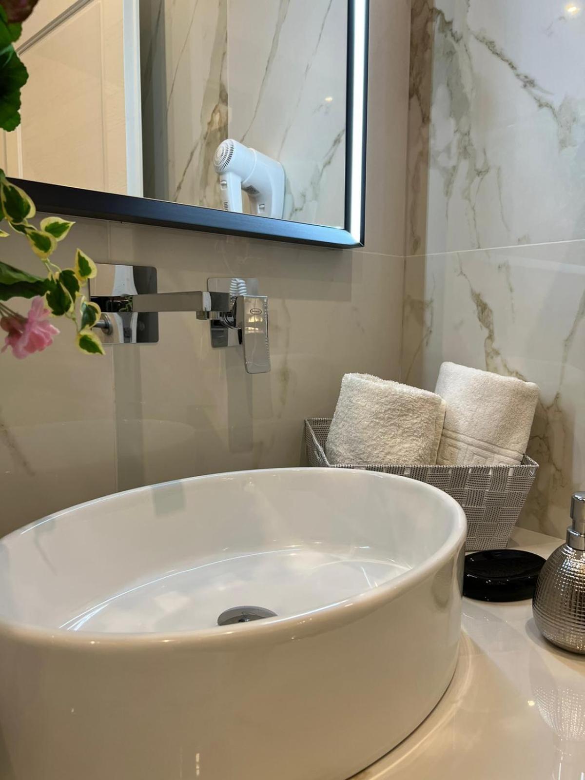 Deluxe Suite with Spa Bath - Photo 5