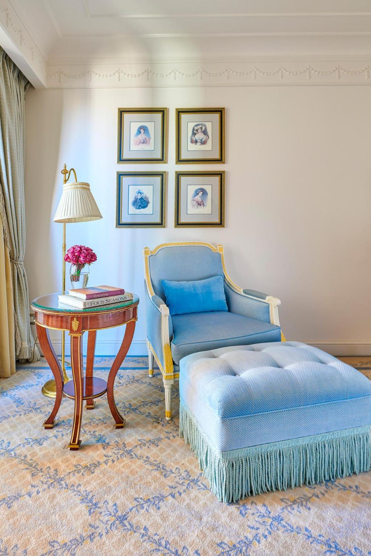 Superior King Room with City View - Photo 2