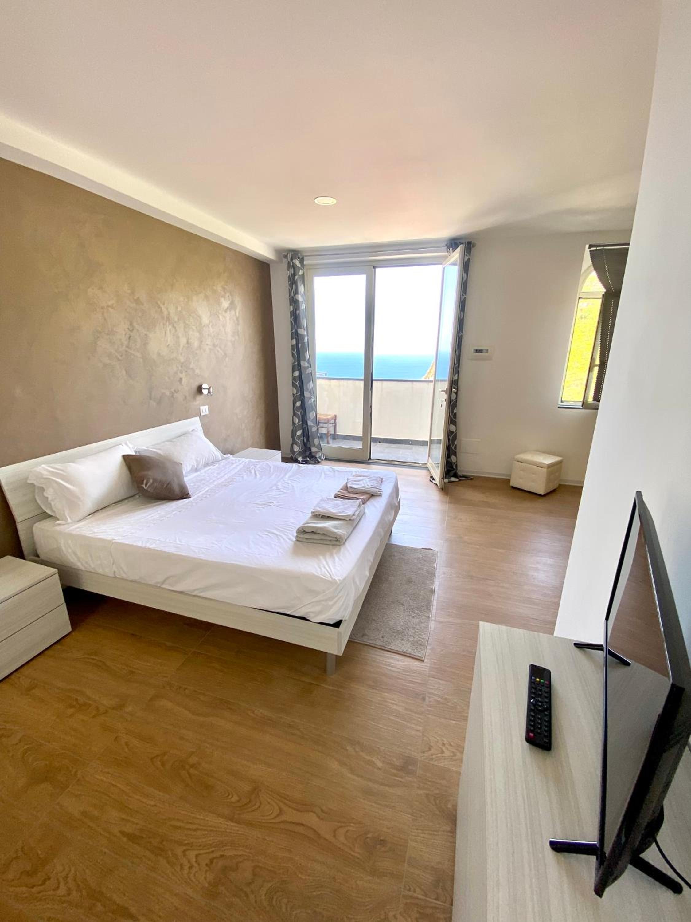 Double or Twin Room with Sea View - Photo 33