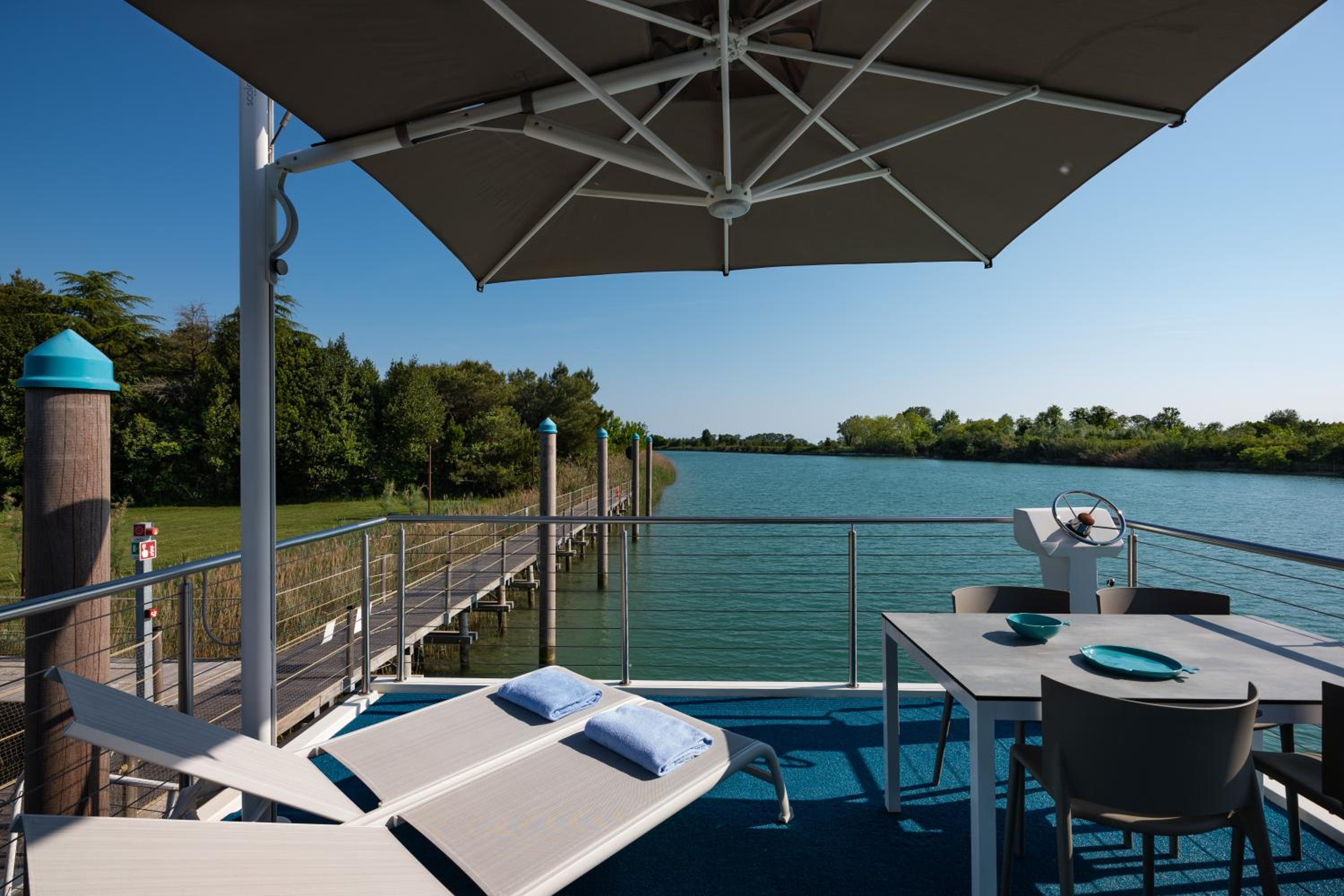 Houseboat with River View - Photo 19