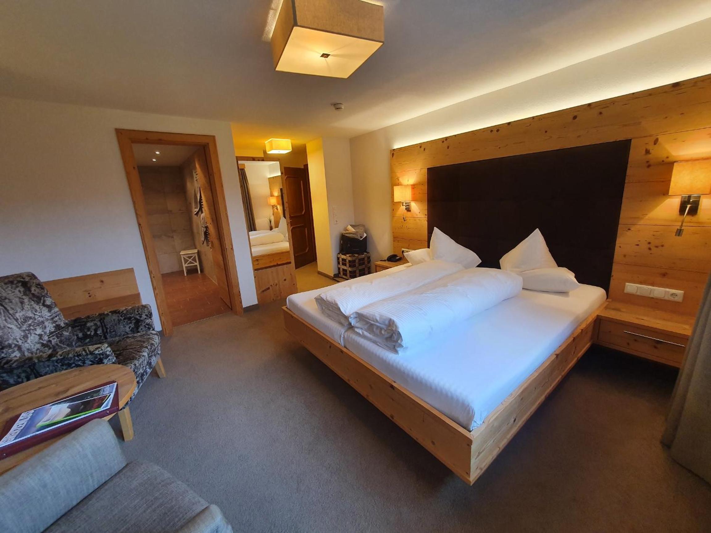 Superior Double Room with Balcony - Photo 12