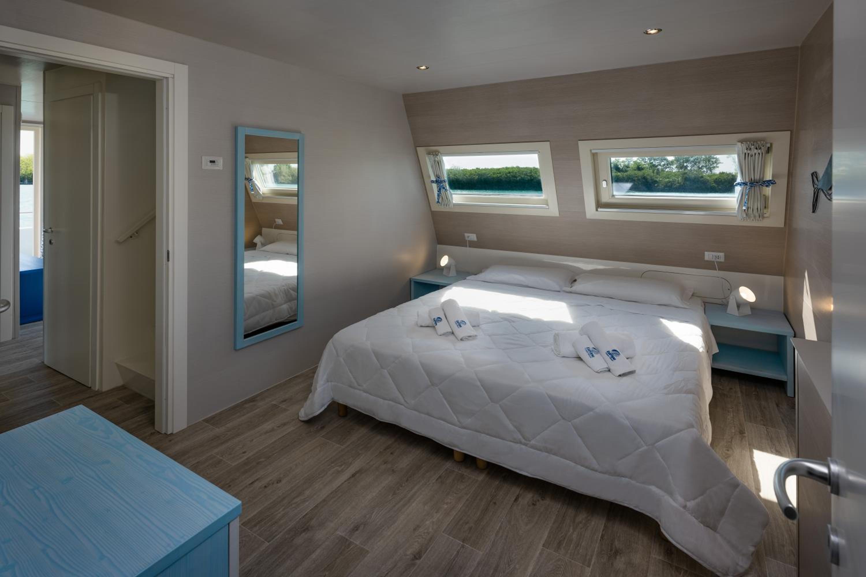 Houseboat  - Photo 3