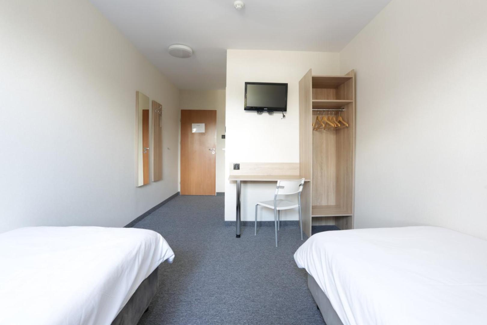 Twin Room with Shower - Photo 3