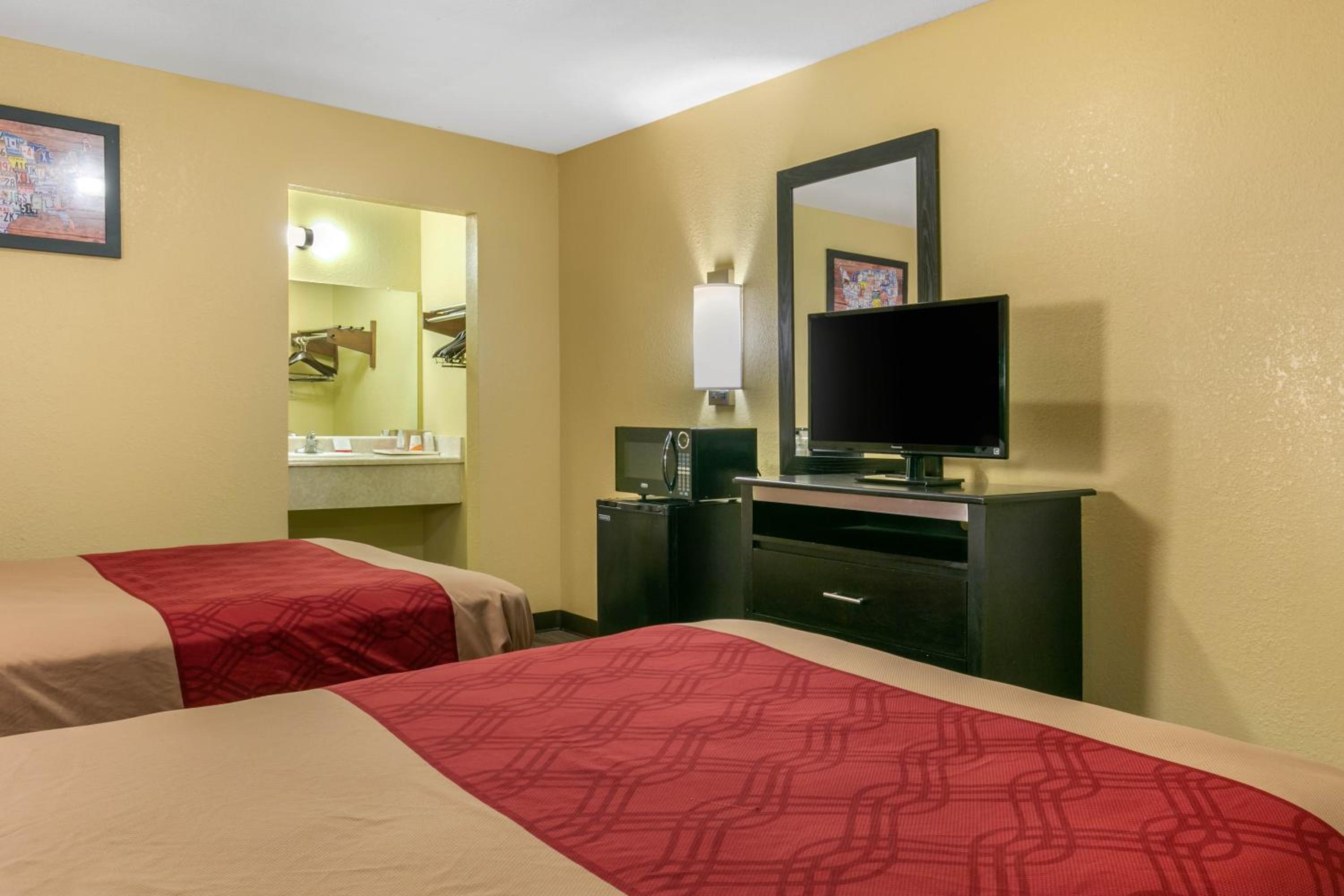 Double Room with Two Double Beds - Smoking - Photo 1