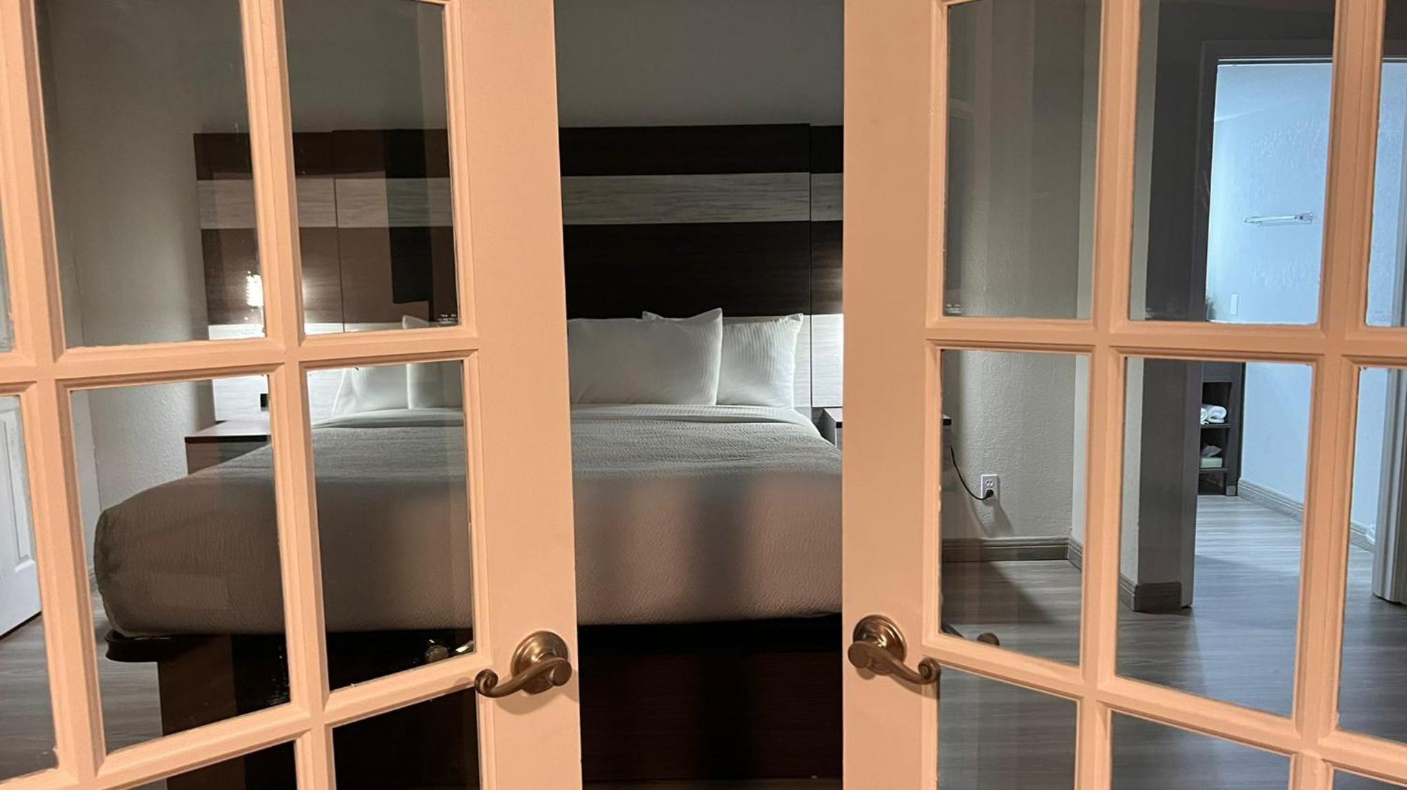 One-Bedroom King Suite - Non-Smoking - Photo 15