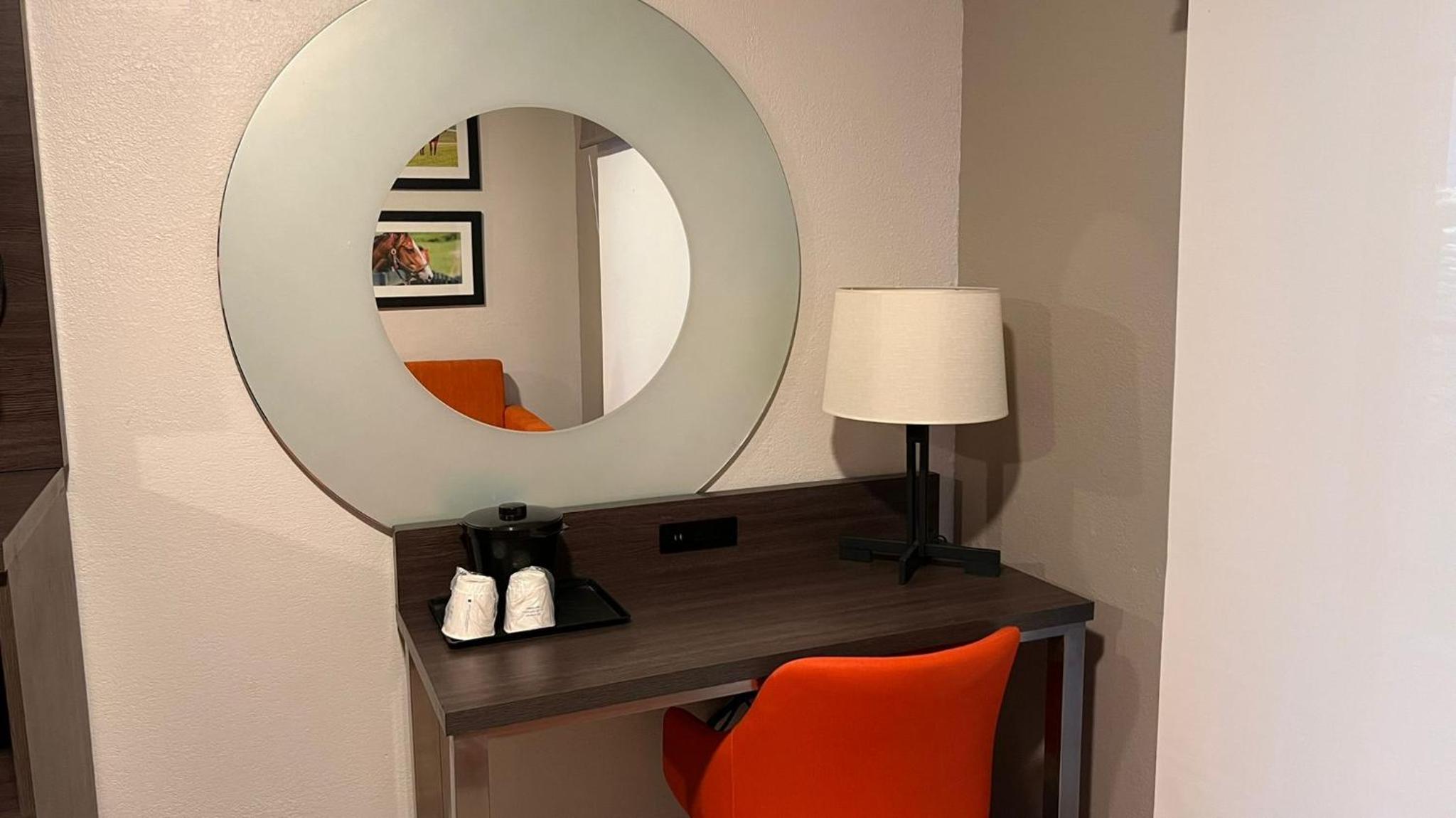 One-Bedroom King Suite - Non-Smoking - Photo 3