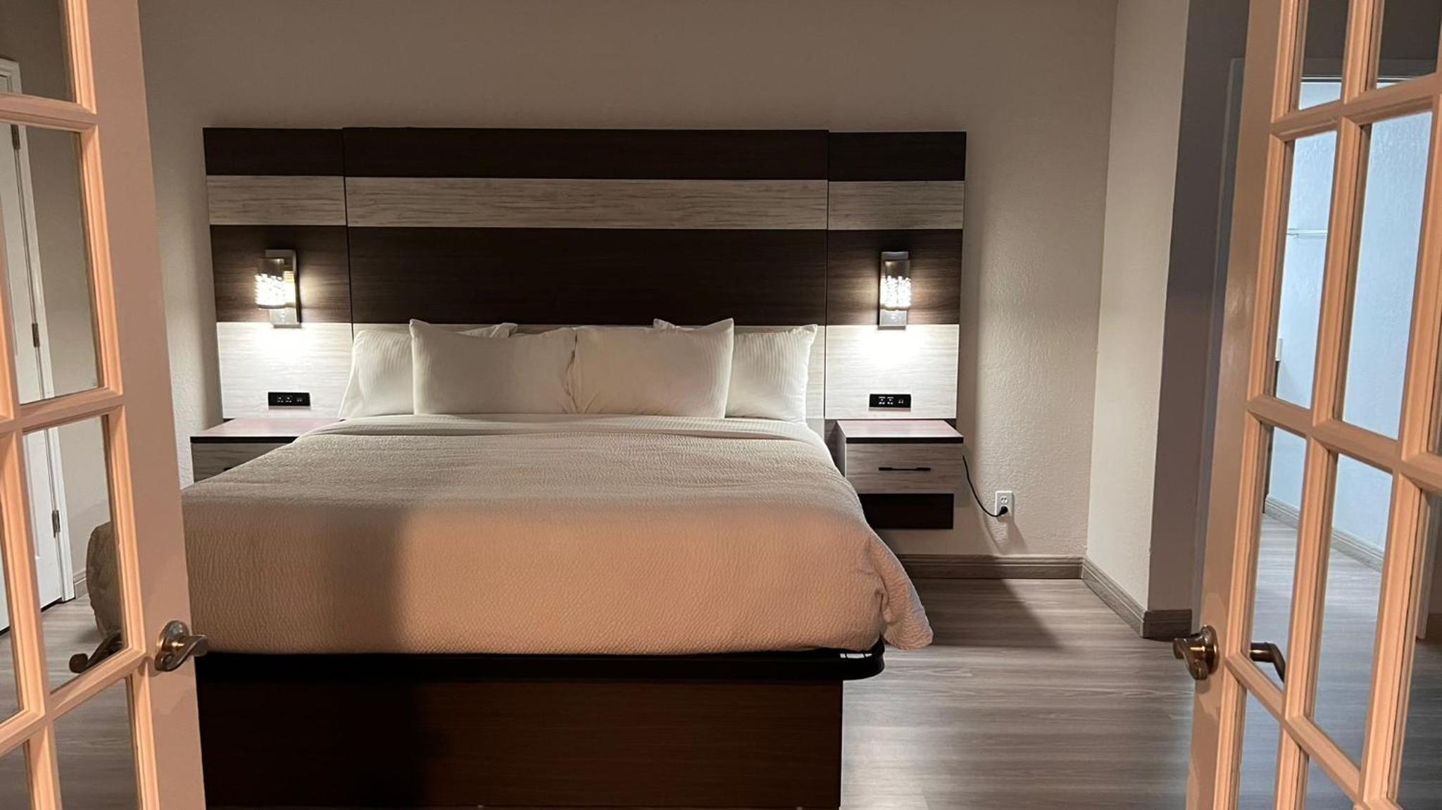 One-Bedroom King Suite - Non-Smoking - Photo 16