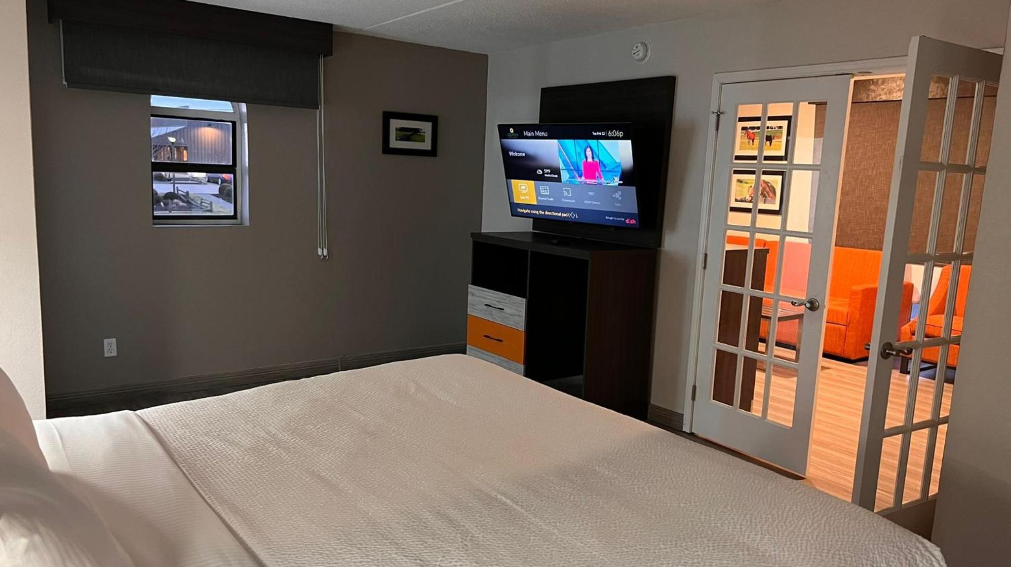One-Bedroom King Suite - Non-Smoking - Photo 2