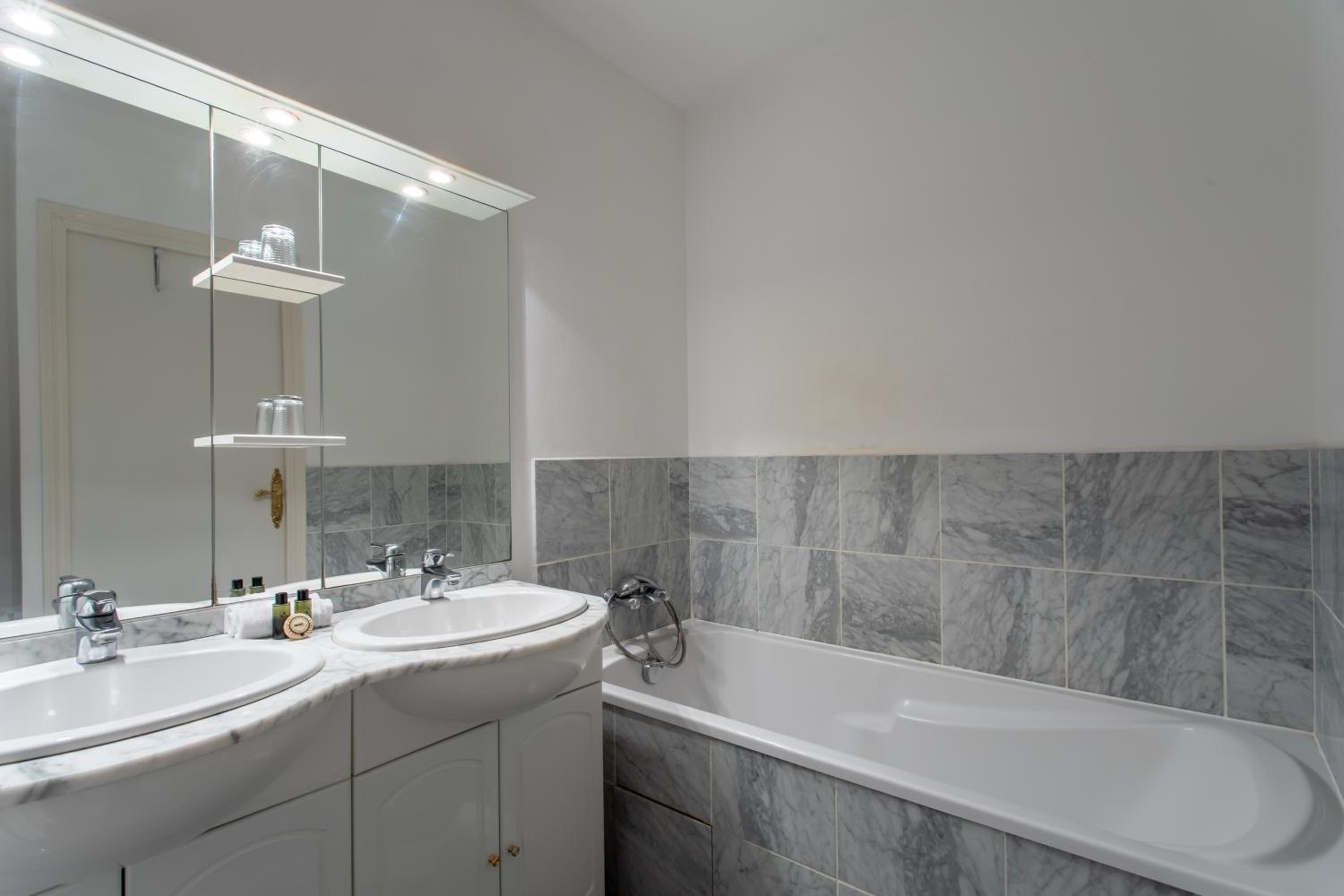 Double or Twin Room - Photo 17