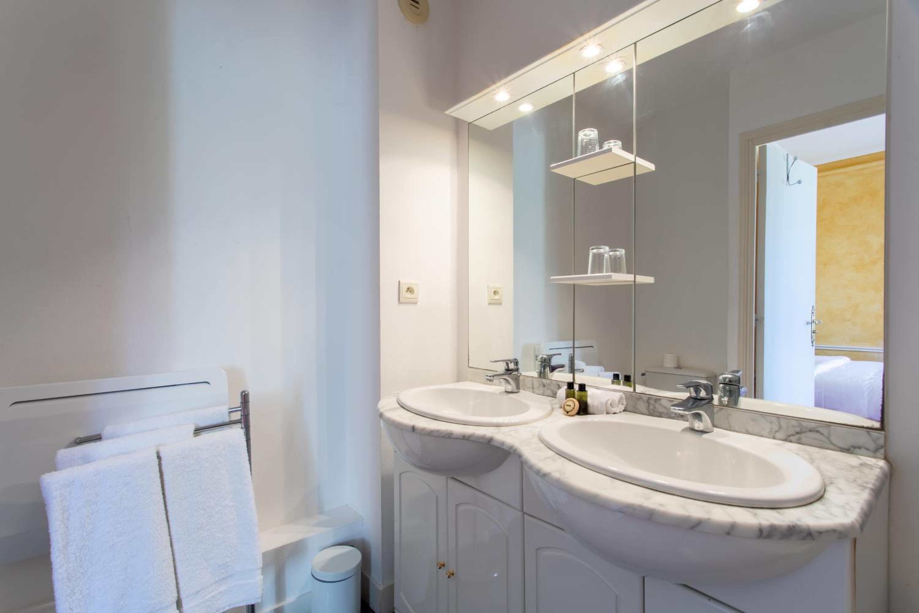 Double or Twin Room - Photo 15