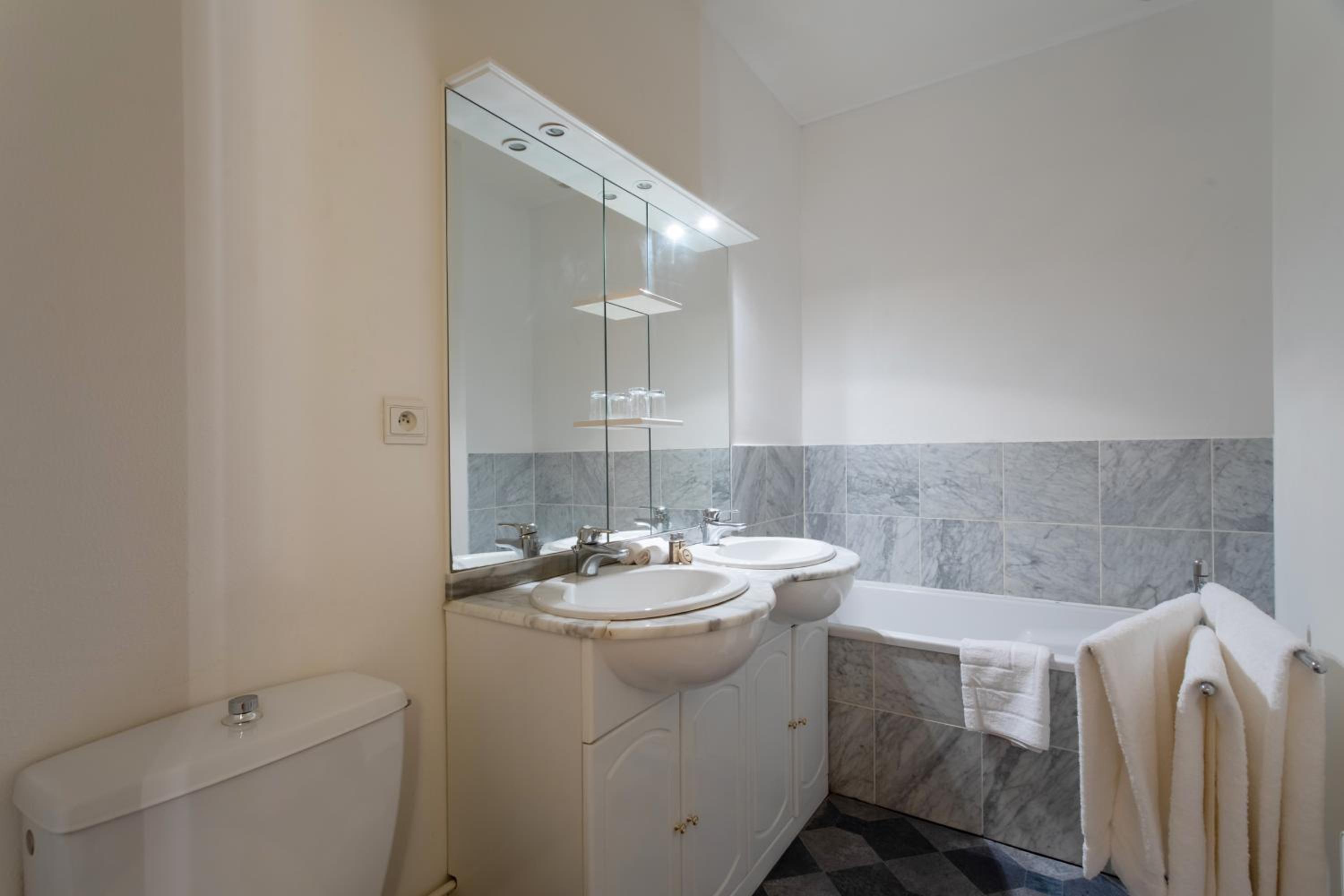 Double or Twin Room - Photo 11