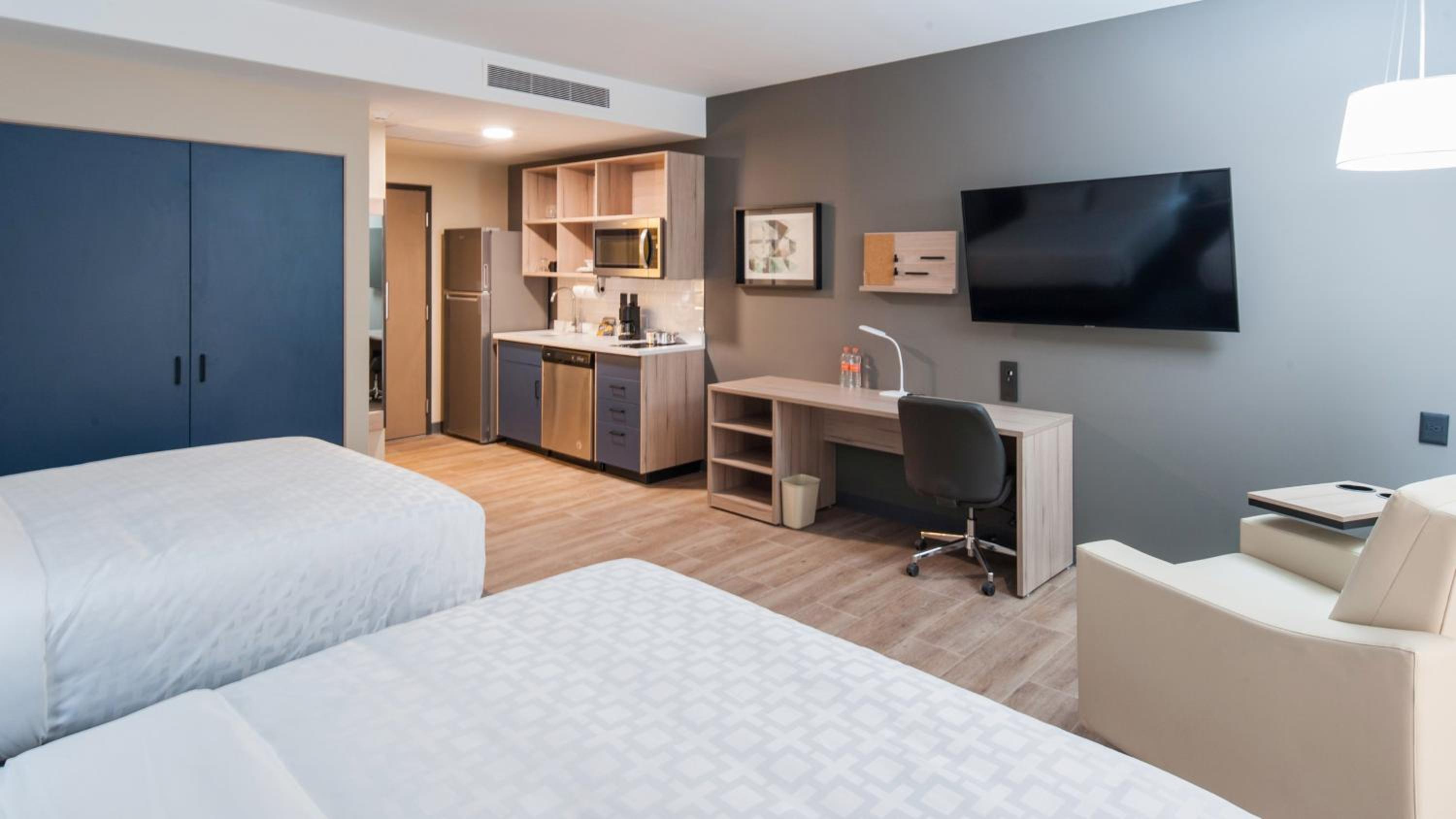 Studio Suite with Two Queen Beds - Photo 7