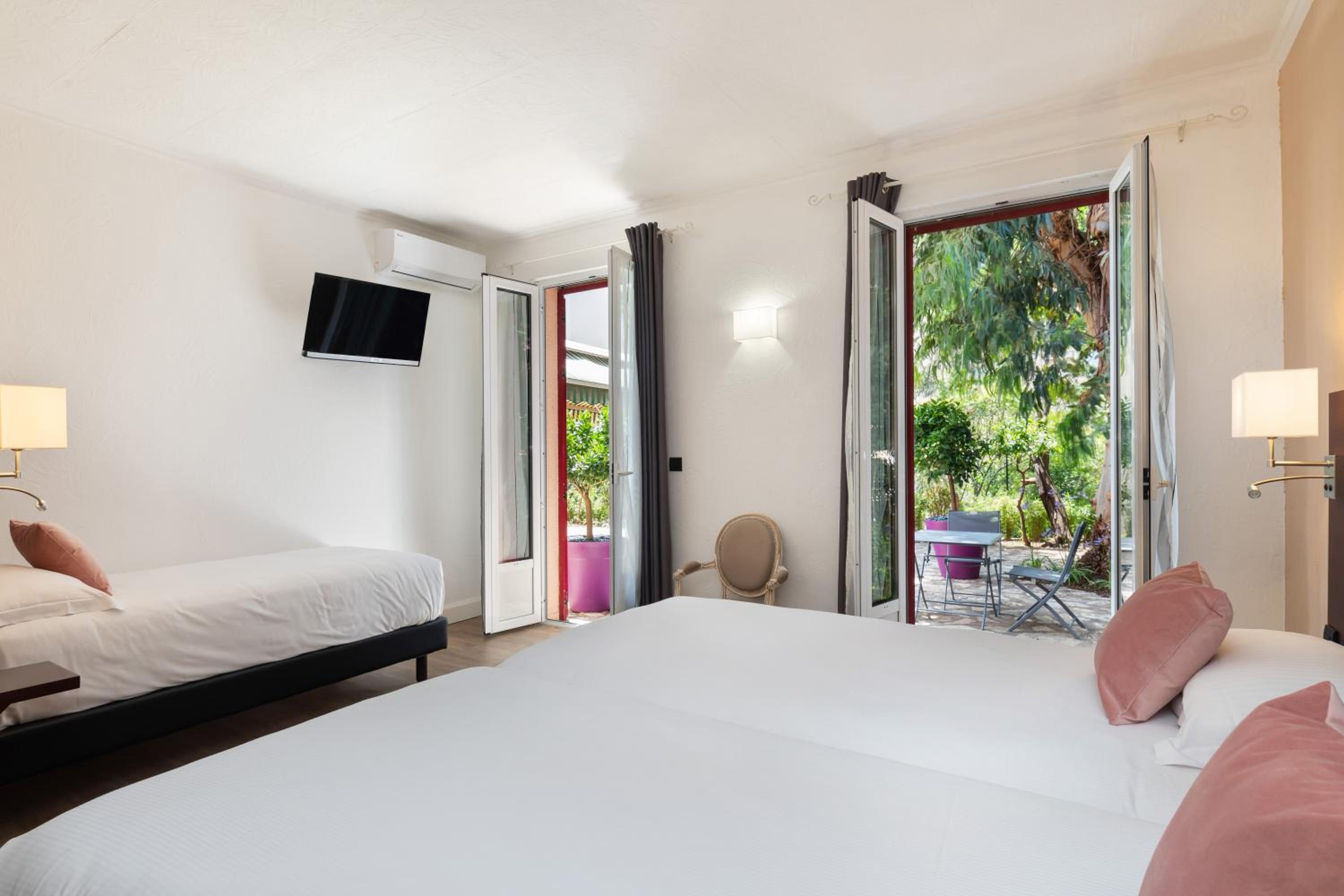 Deluxe Triple Room - Photo 9