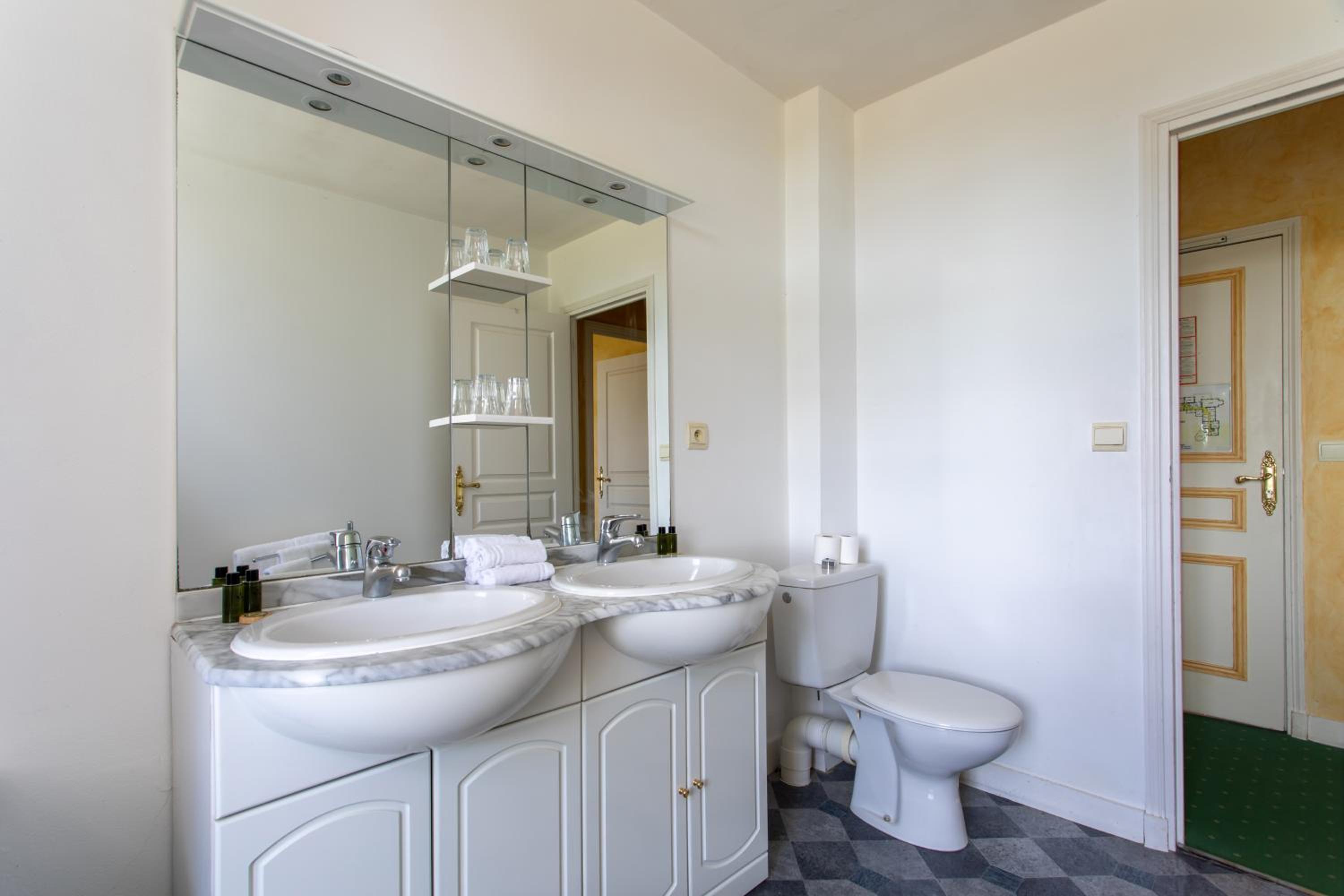 Classic Quadruple Room - Photo 5