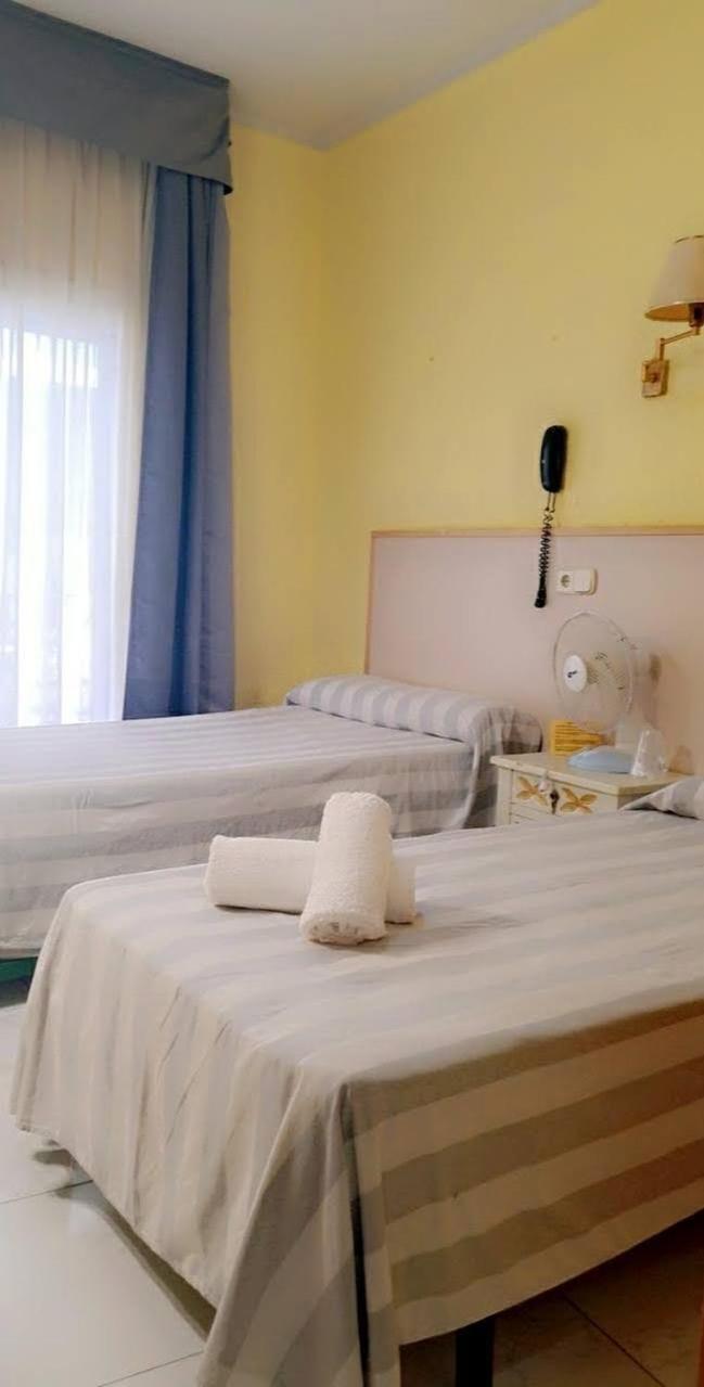 Habitación Doble o con Dos Camas con Cama Extra y Baño Compartido.