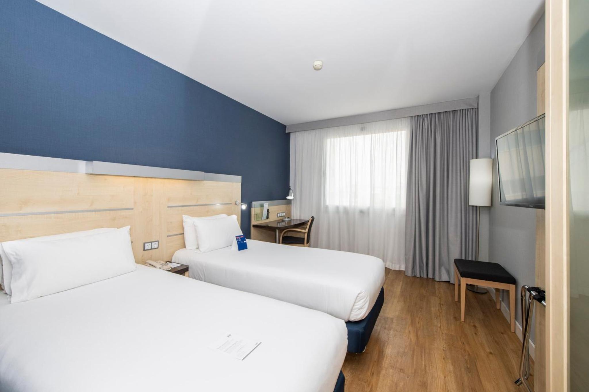 Standard Twin Room - Free Breakfast photo 2