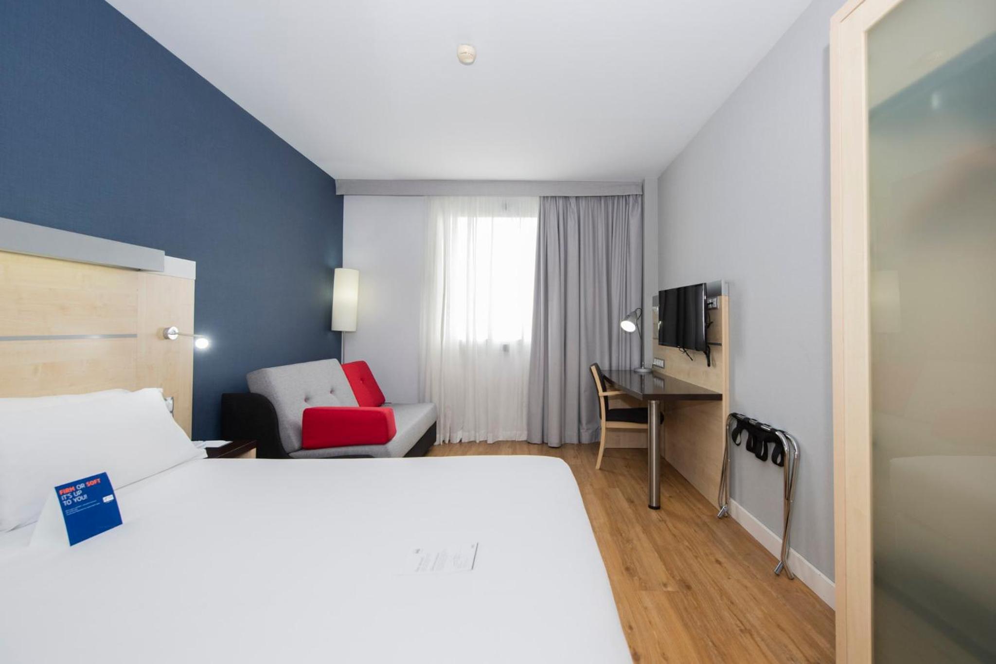 Standard Queen Room with Sofa Bed photo 3