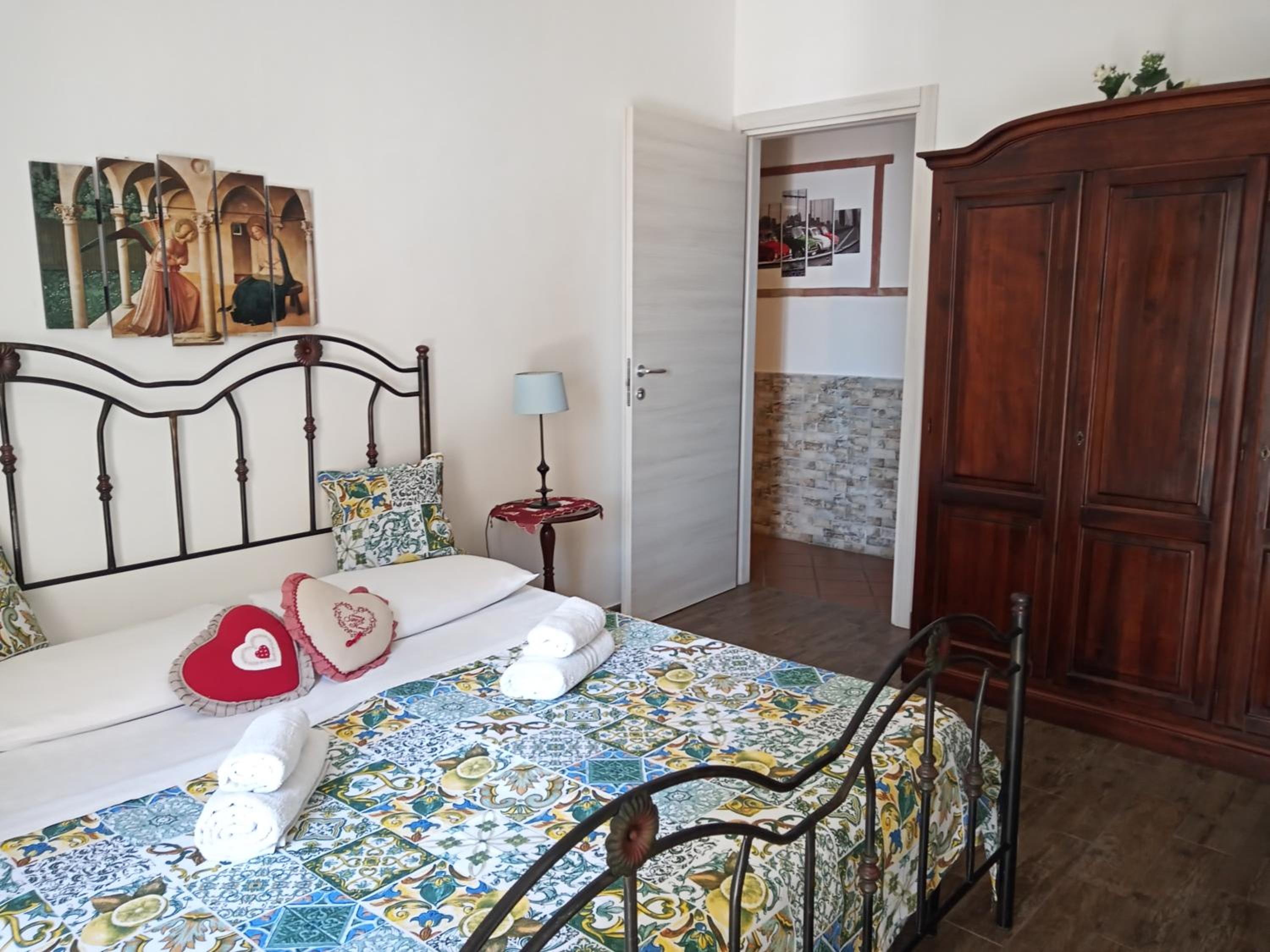 Double Room with Balcony - Photo 12