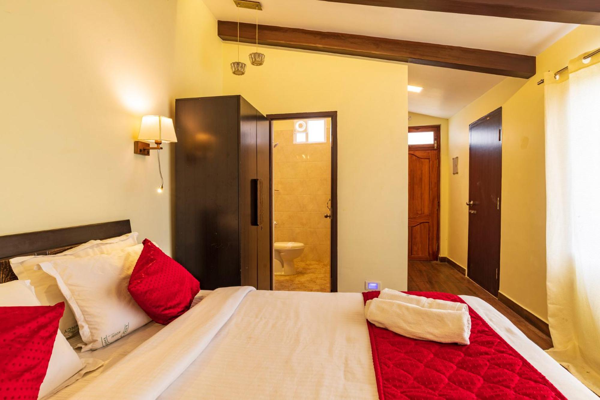 Deluxe Queen Room - Photo 10