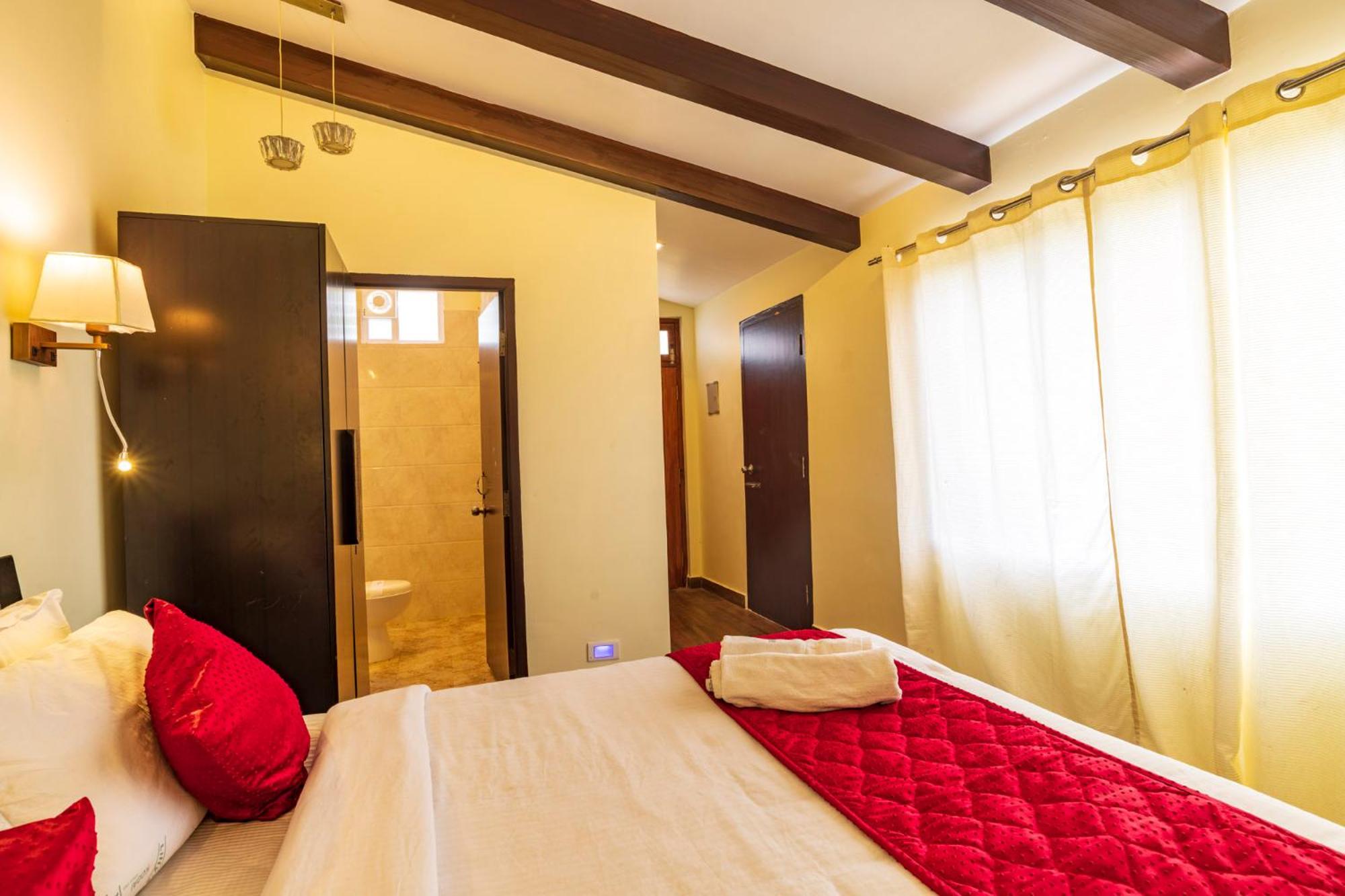 Deluxe Queen Room - Photo 12