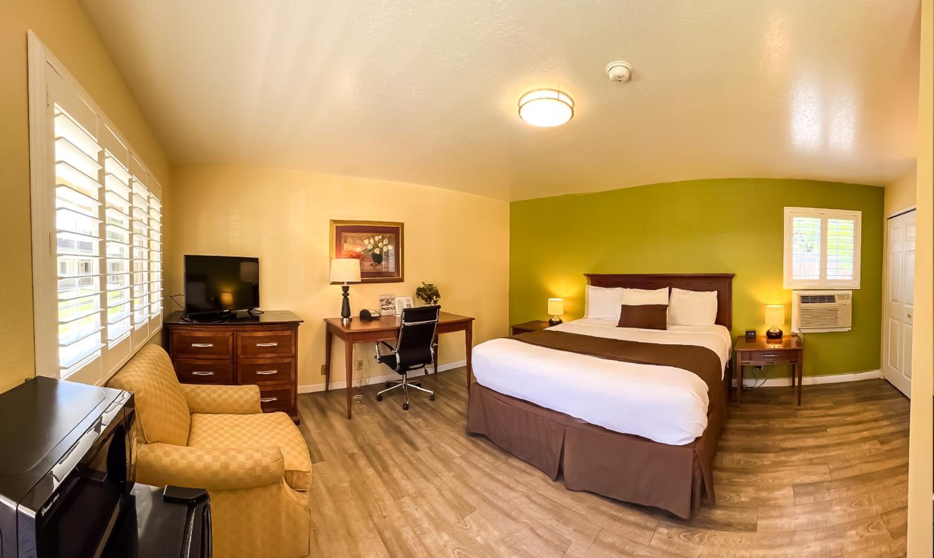 Queen Room - Non-Smoking - Photo 1