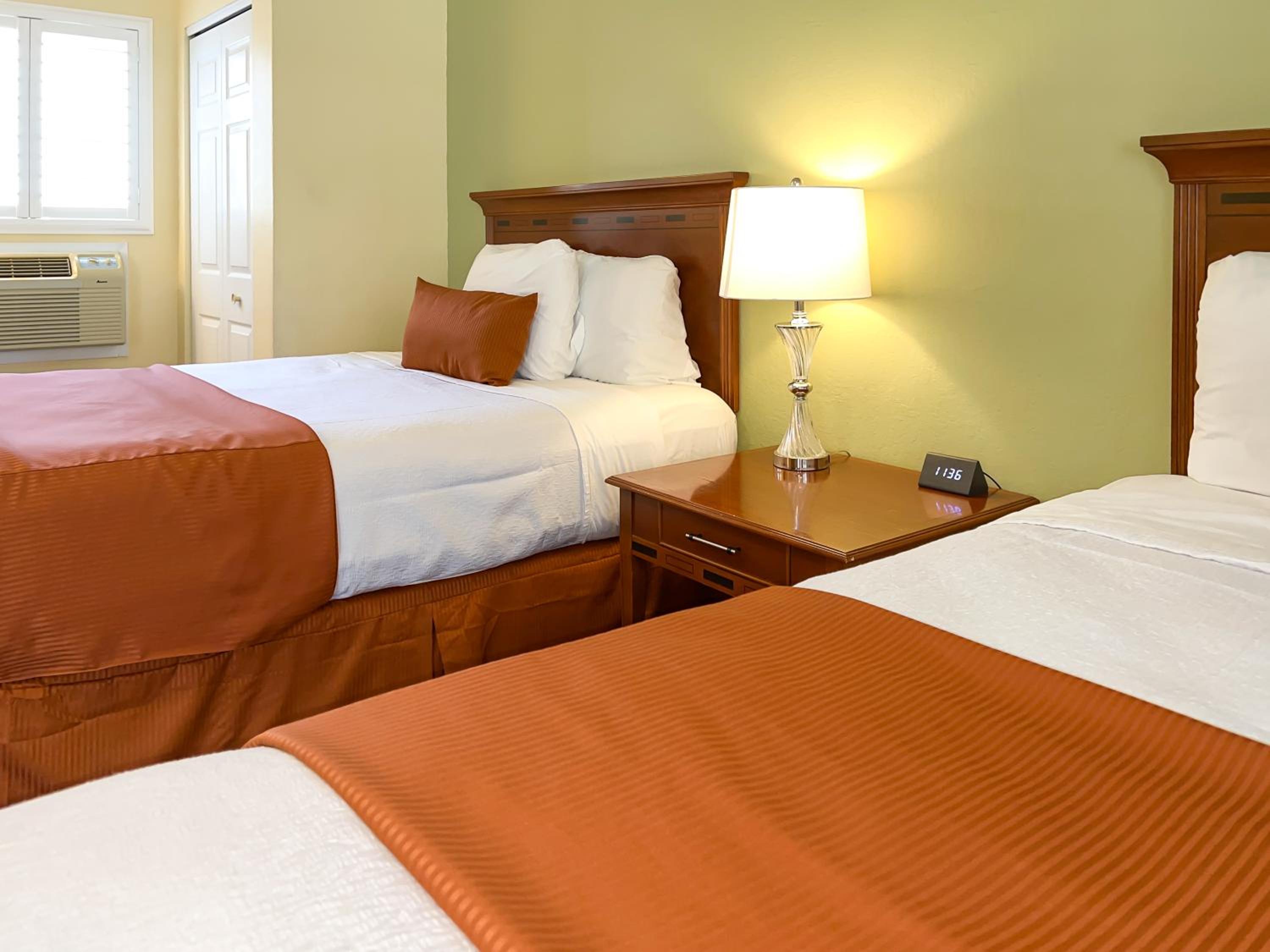 Two Queen Beds - Non-Smoking - Photo 12